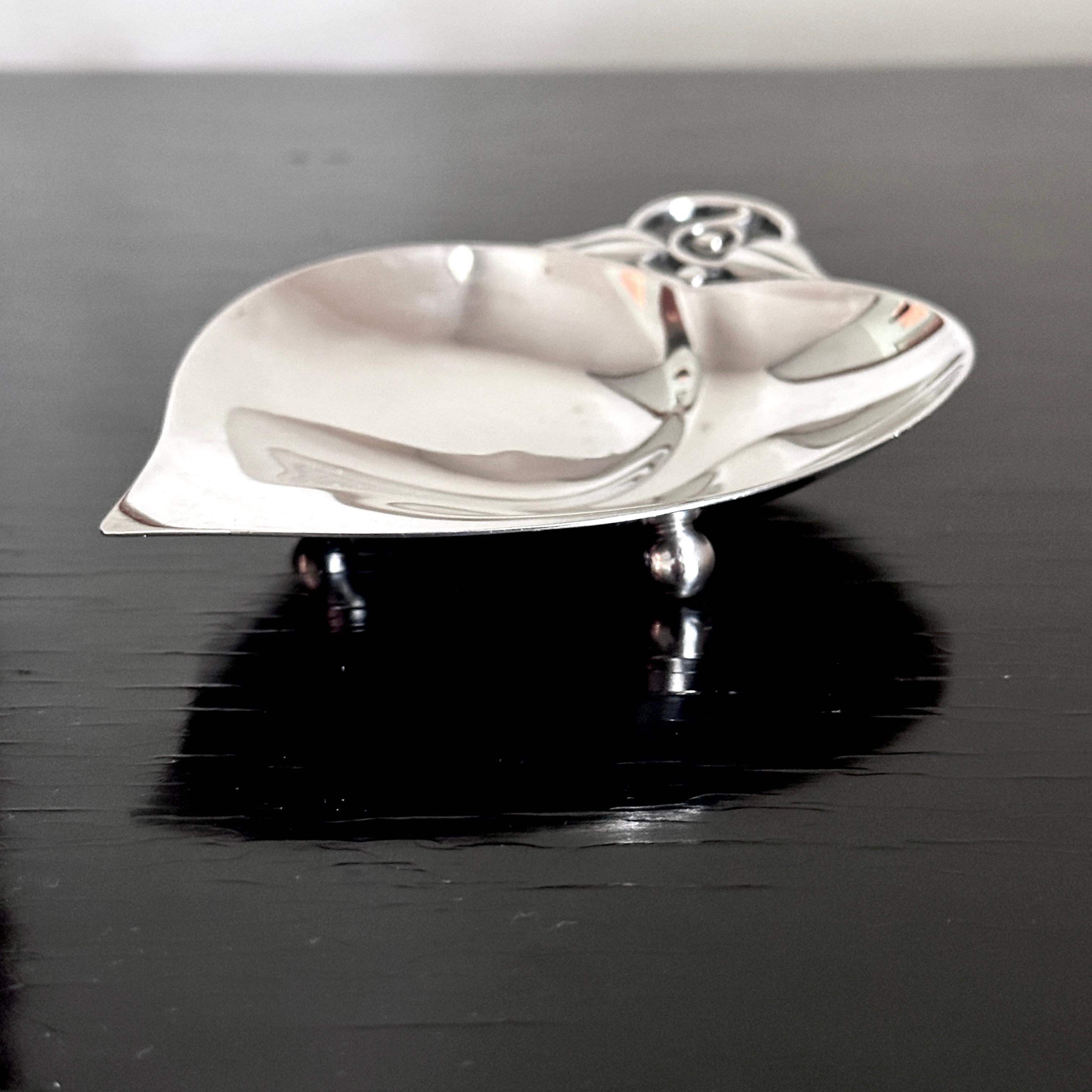 Weinlese Tiffany & Co. Sterling Silber Nussblattförmige Schale mit Kugelfüßen (Handgefertigt) im Angebot