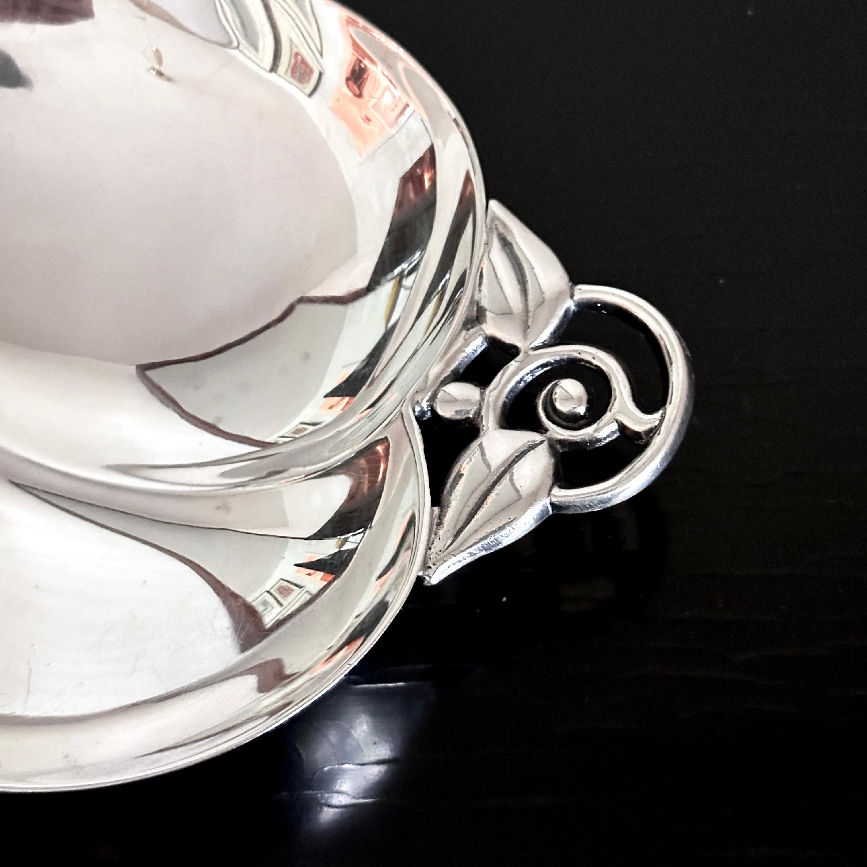 Weinlese Tiffany & Co. Sterling Silber Nussblattförmige Schale mit Kugelfüßen im Zustand „Gut“ im Angebot in Doraville, GA