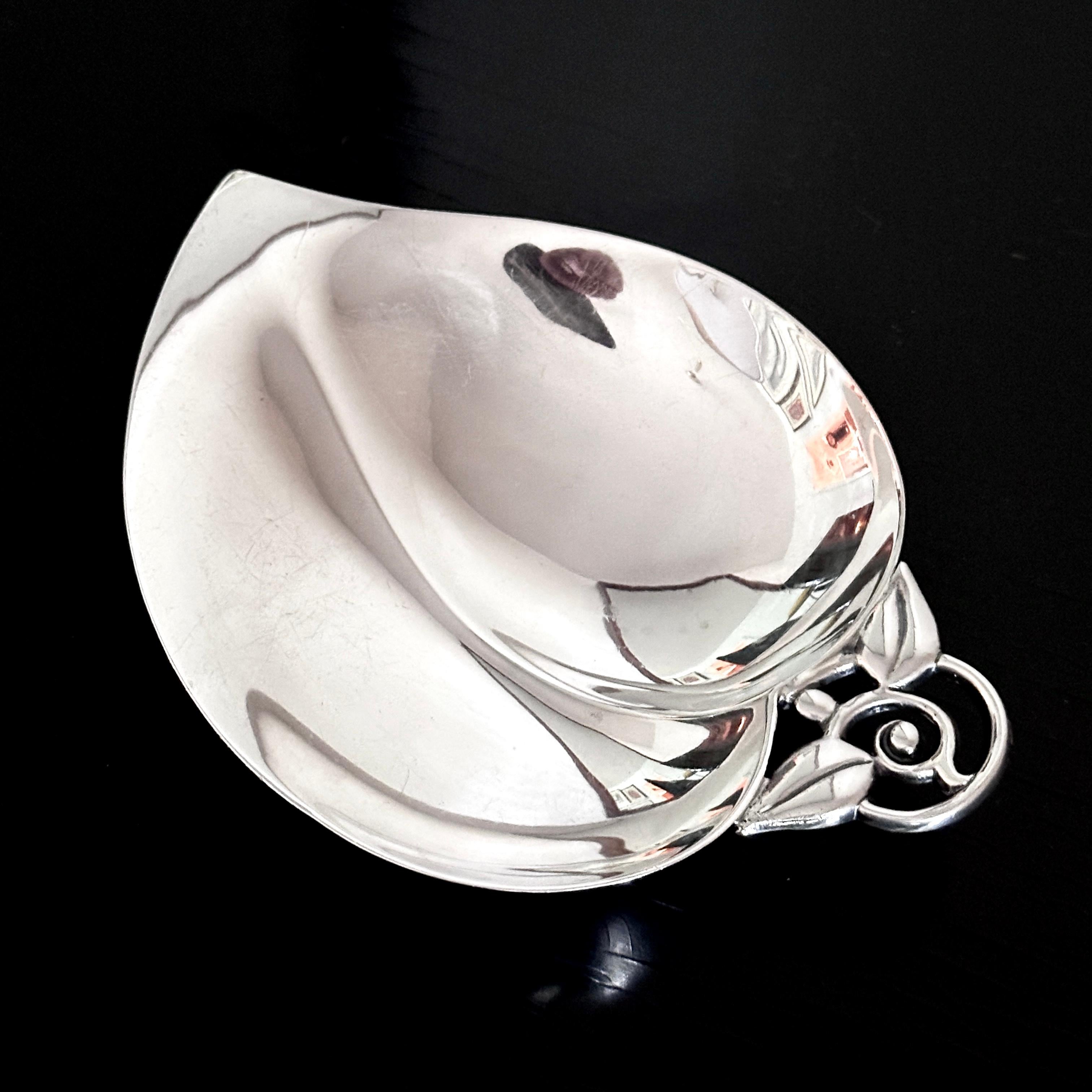 Weinlese Tiffany & Co. Sterling Silber Nussblattförmige Schale mit Kugelfüßen (Mitte des 20. Jahrhunderts) im Angebot