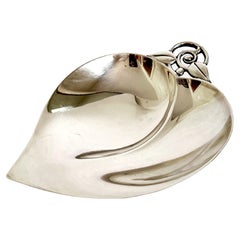 Vintage Tiffany & Co. Plat en forme de feuille de noyer en argent sterling avec pieds Ball and Ball