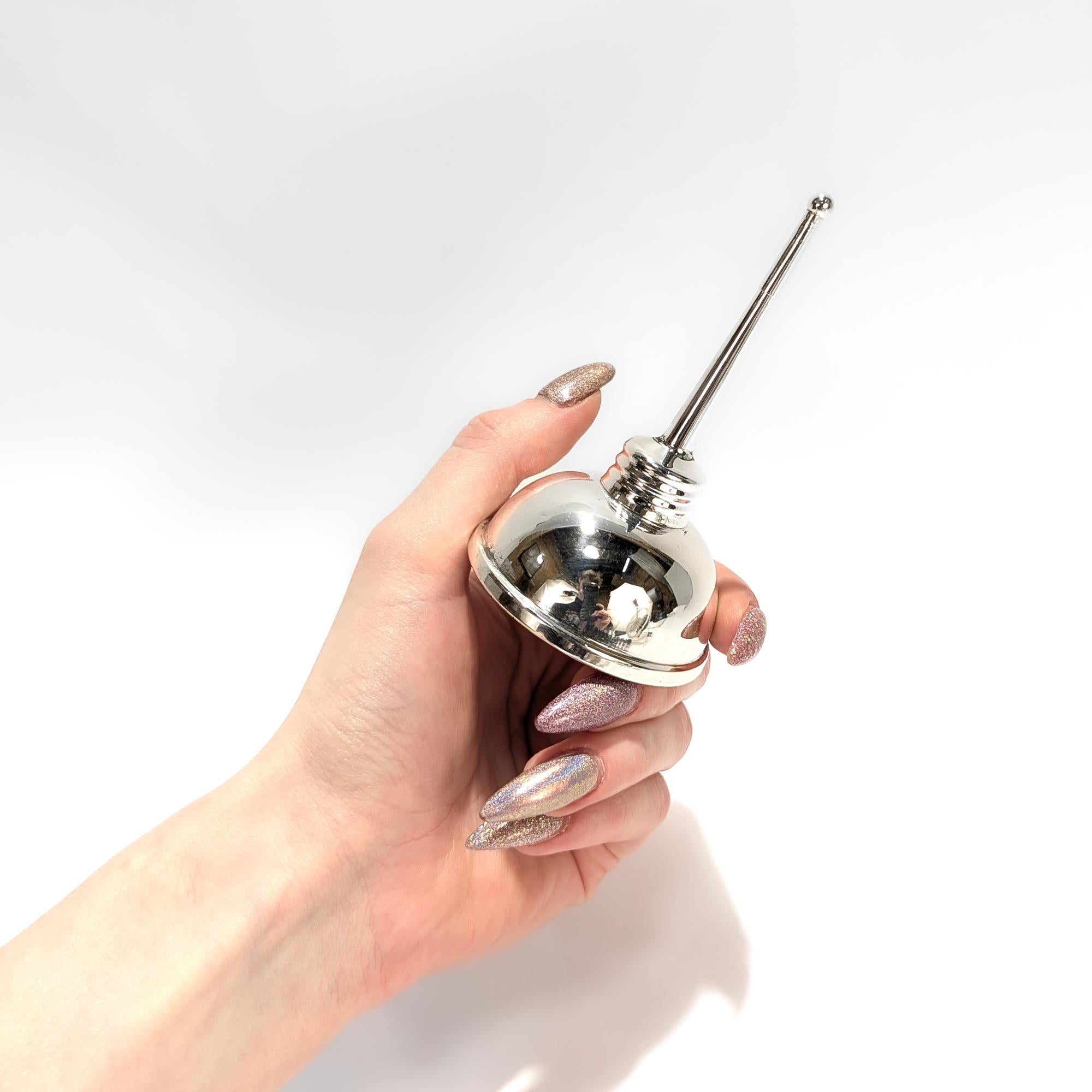 Ein feiner signierter Wermutstropfer aus Silber.

Aus Sterlingsilber.

Von Tiffany & Co.

In Form einer altmodischen Ölkanne.

Auf dem Sockel gestempelt für Tiffany & Co. / Sterling

Einfach ein wunderbares Cocktail-Accessoire von Tiffany!

Datum: