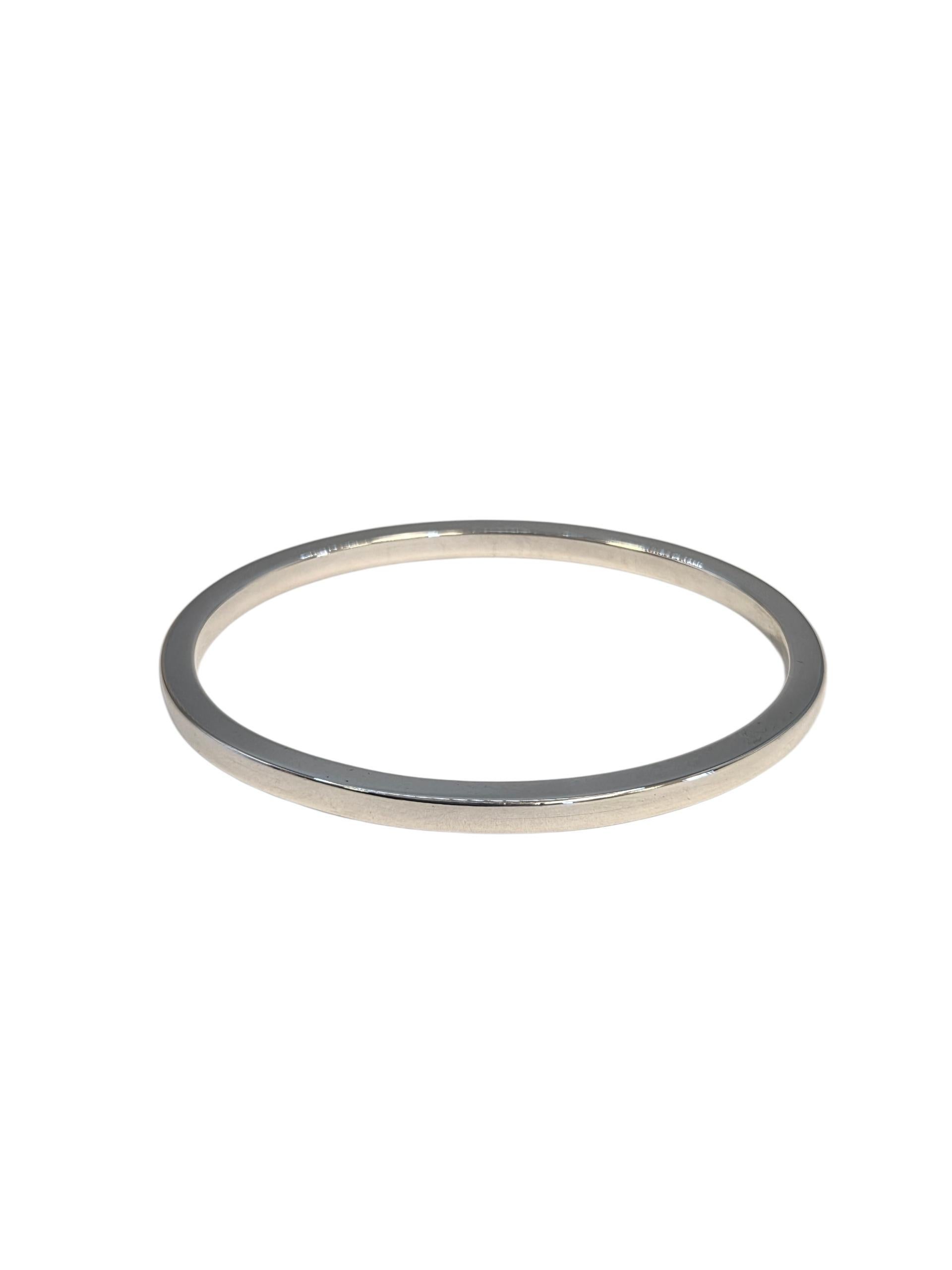 Vintage Tiffany 
Co. Sterling Silver Oval Bangle Bracelet

Perfect for stacking or wearing solo, this simple yet elegant Sterling Tiffany 
Co Bangle is perfect for everyday wear.

Hallmark: Tiffany 
Co 3837M Sterling Silver

Weight: