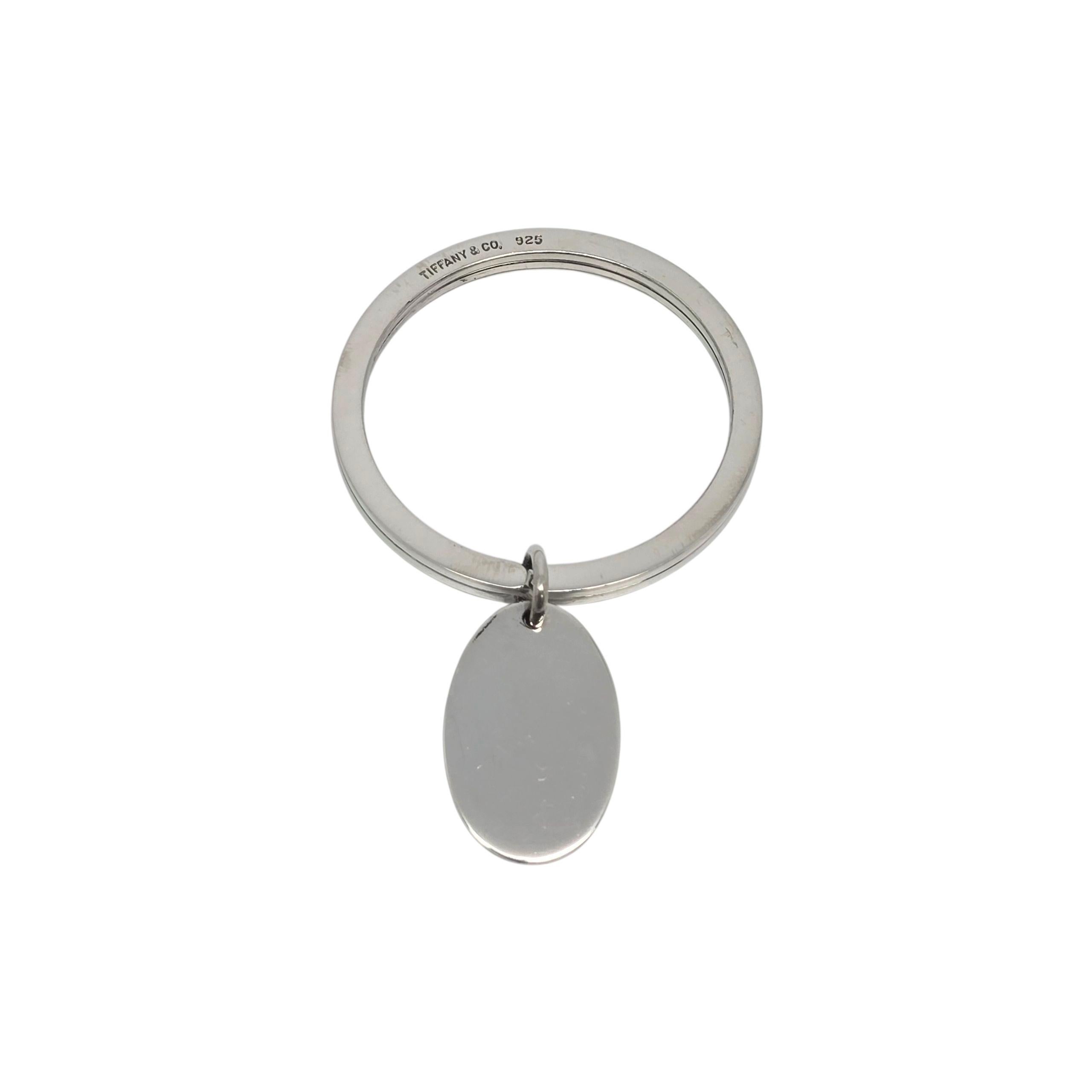Vintage Tiffany & Co sterling silver oval tag dangle key ring, with pouch.

Un authentique porte-clés rond de Tiffany avec une étiquette ovale vierge à graver. Pochette Tiffany & Co incluse.

Pèse environ 18.3g, 11.7dwt

Mesure environ 2 3/4