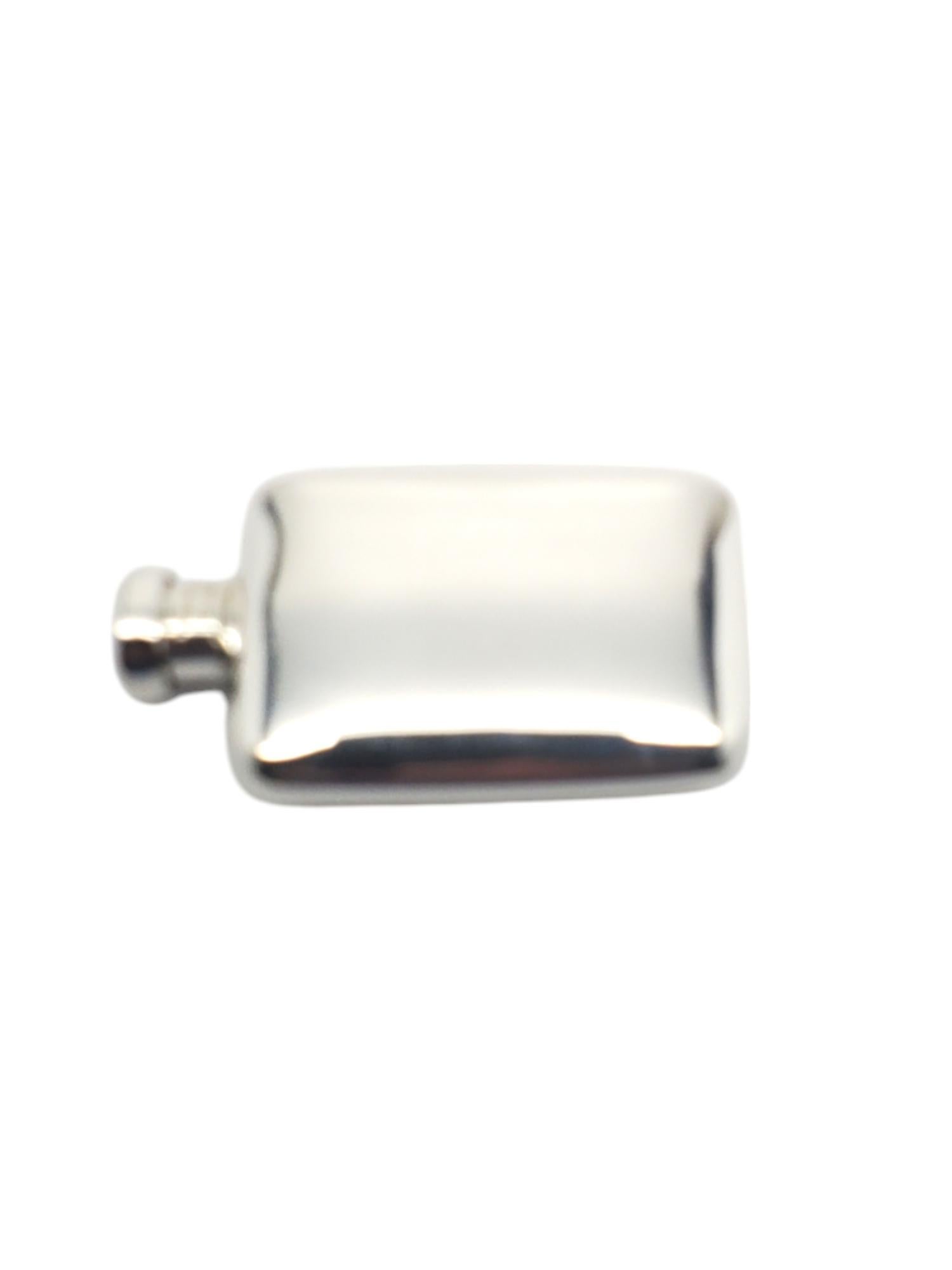 Tiffany & Co. Sterling Silver Perfume Bottle -

This vintage sterling silver perfume bottle is stamped Tiffany & Co. Sterling.

Size: 44.85 mm x 25.42 mm

Stamped: TIFFANY & CO. STERLING

Weigh: 9.7 dwt / 15.16 gr

Very good condition,
