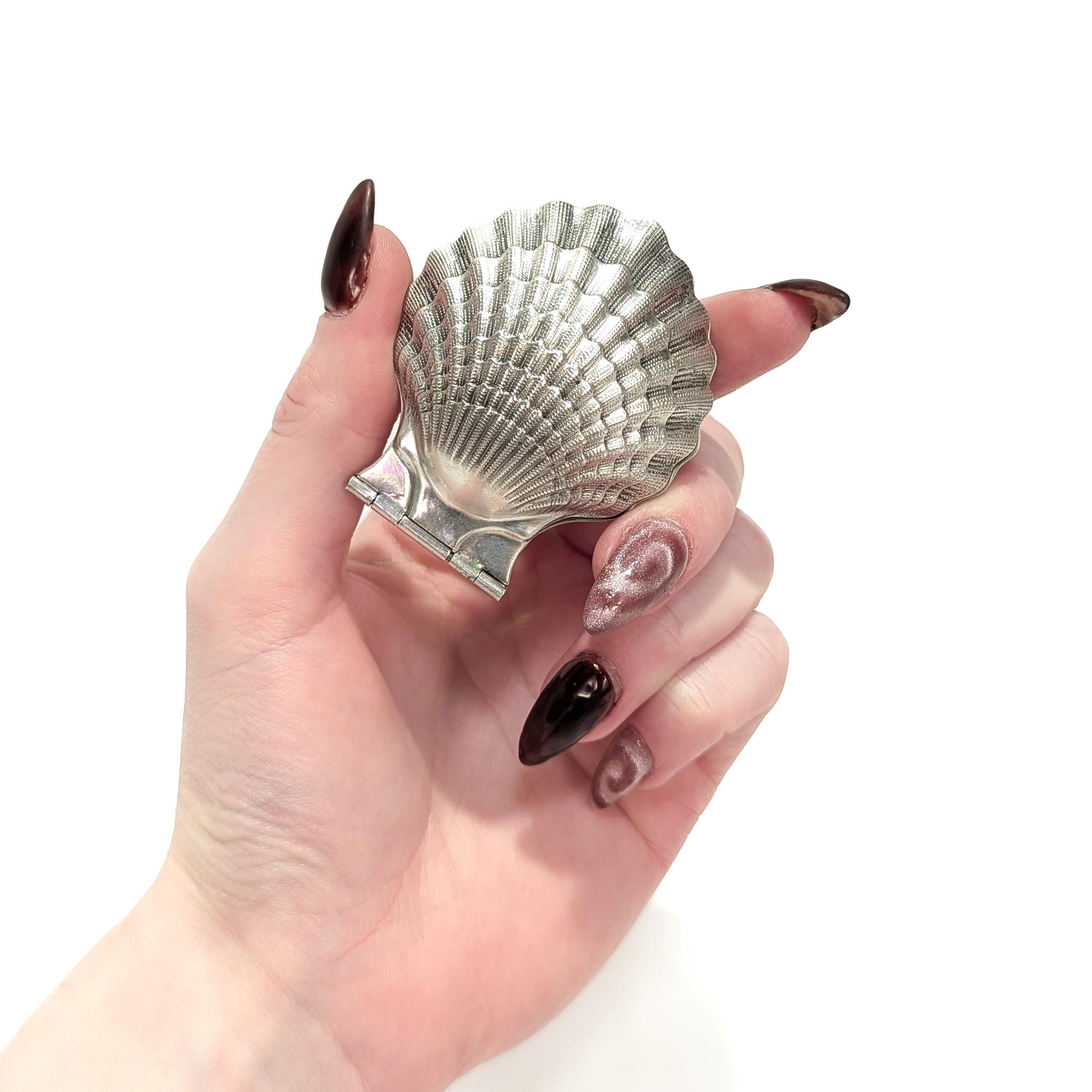 Eine schöne, signierte Silberlupe im Vintage-Stil.

Von Tiffany & Co.

Aus Sterlingsilber.

In Form einer aufklappbaren Muschel, die sich öffnet, um eine aufklappbare Lupe zu enthüllen.

Markiert auf dem Sockel der Lupe.

Einfach wunderschönes