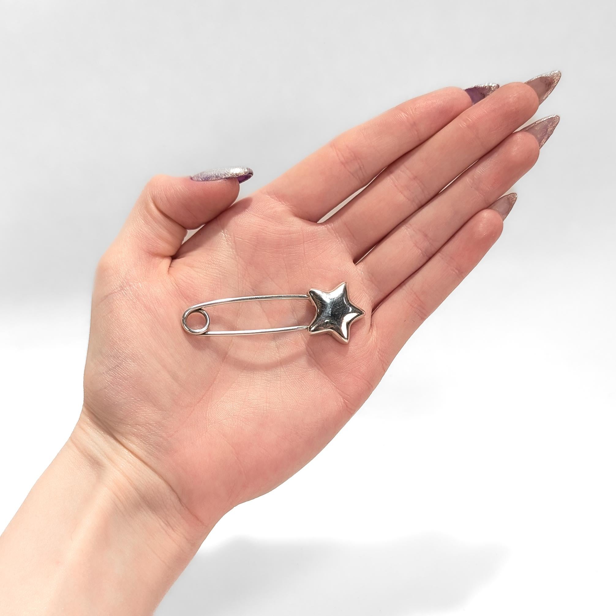 Une belle épingle à couche ou à nourrice en argent signée.

Par Tiffany & Co.

En argent sterling.

La prise de l'épingle en forme d'étoile.

Le revers porte la mention Tiffany & Co. 

Un design Tiffany tout simplement magnifique !

Date : 
20ème