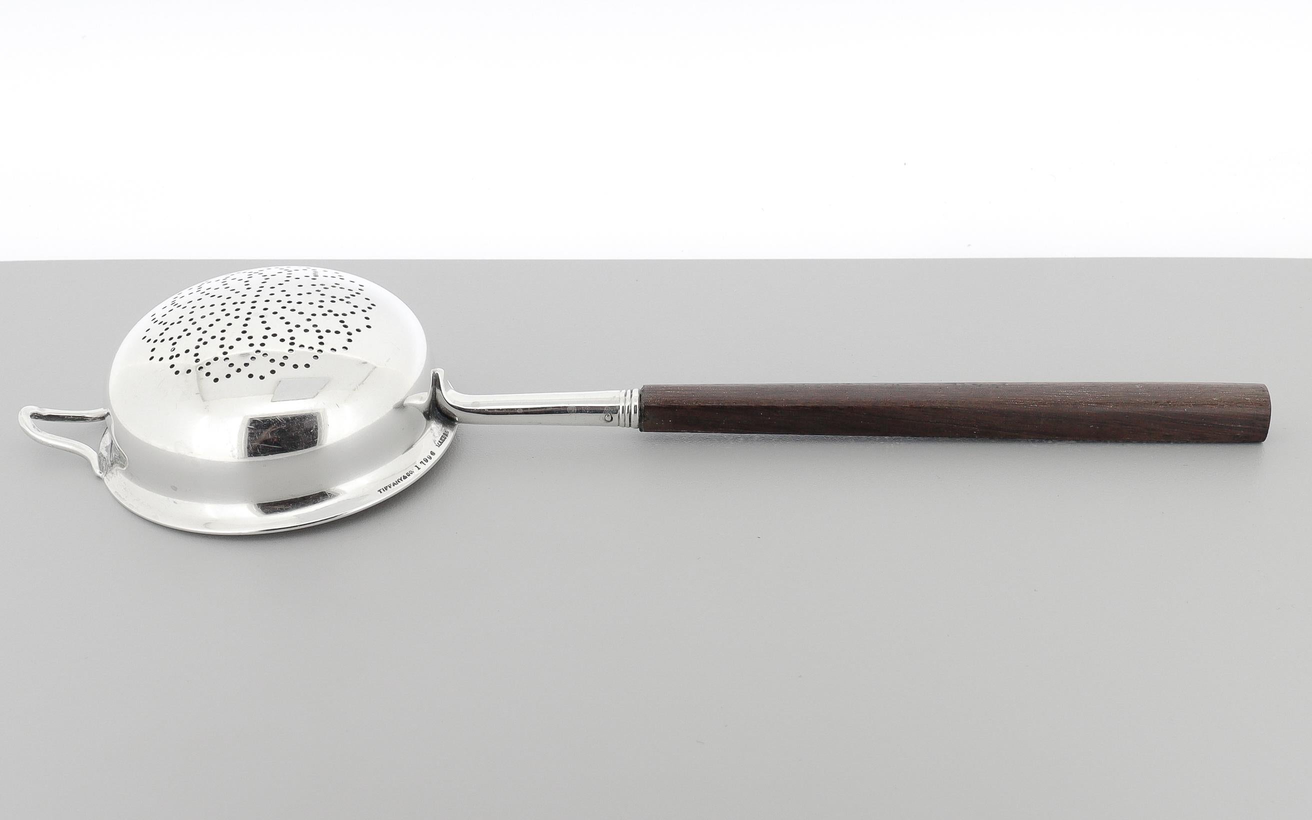 Tiffany & Co. d'epoca. Colino da tè in argento sterling e manico in Wood in vendita 2