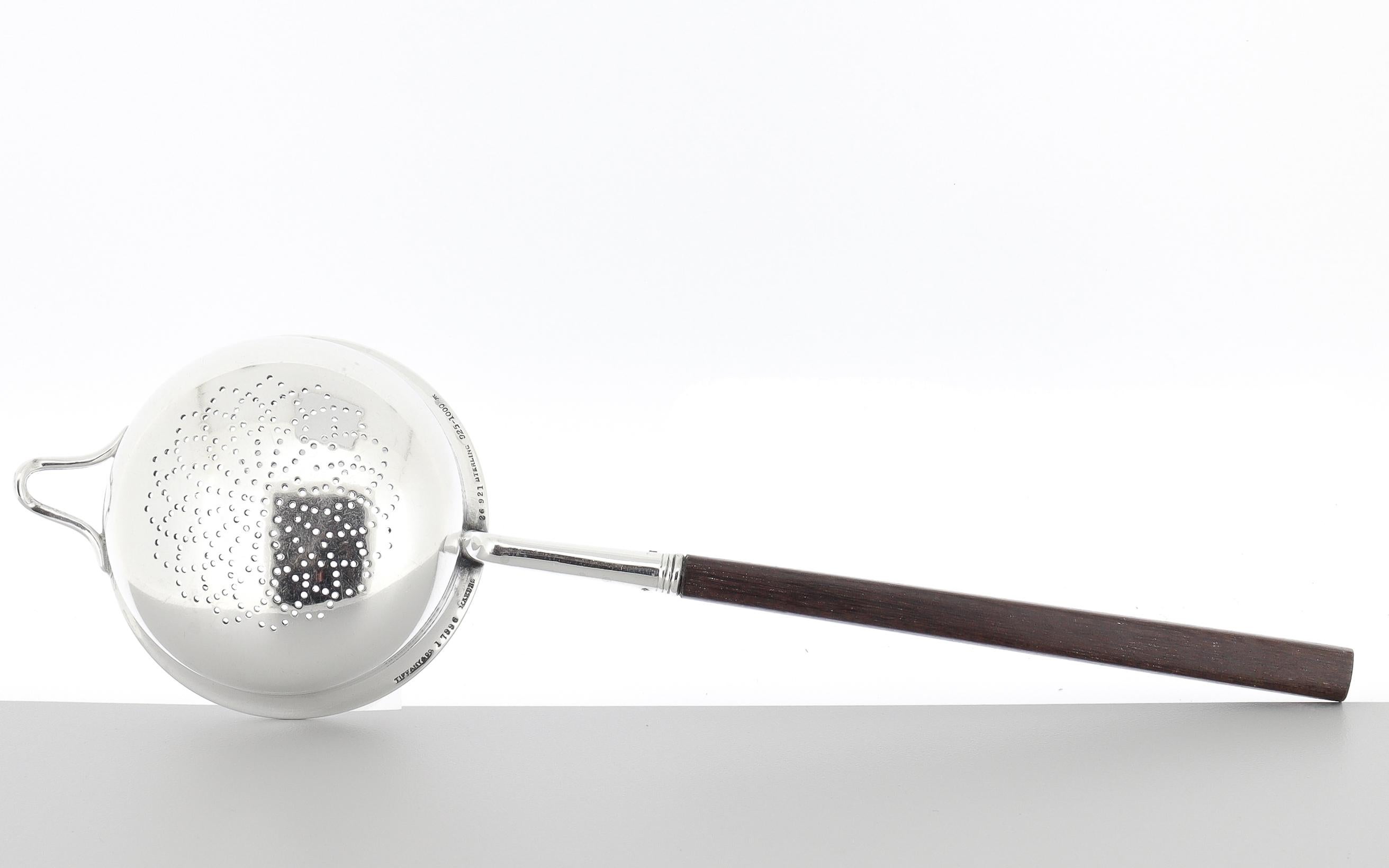 Tiffany & Co. d'epoca. Colino da tè in argento sterling e manico in Wood in vendita 3