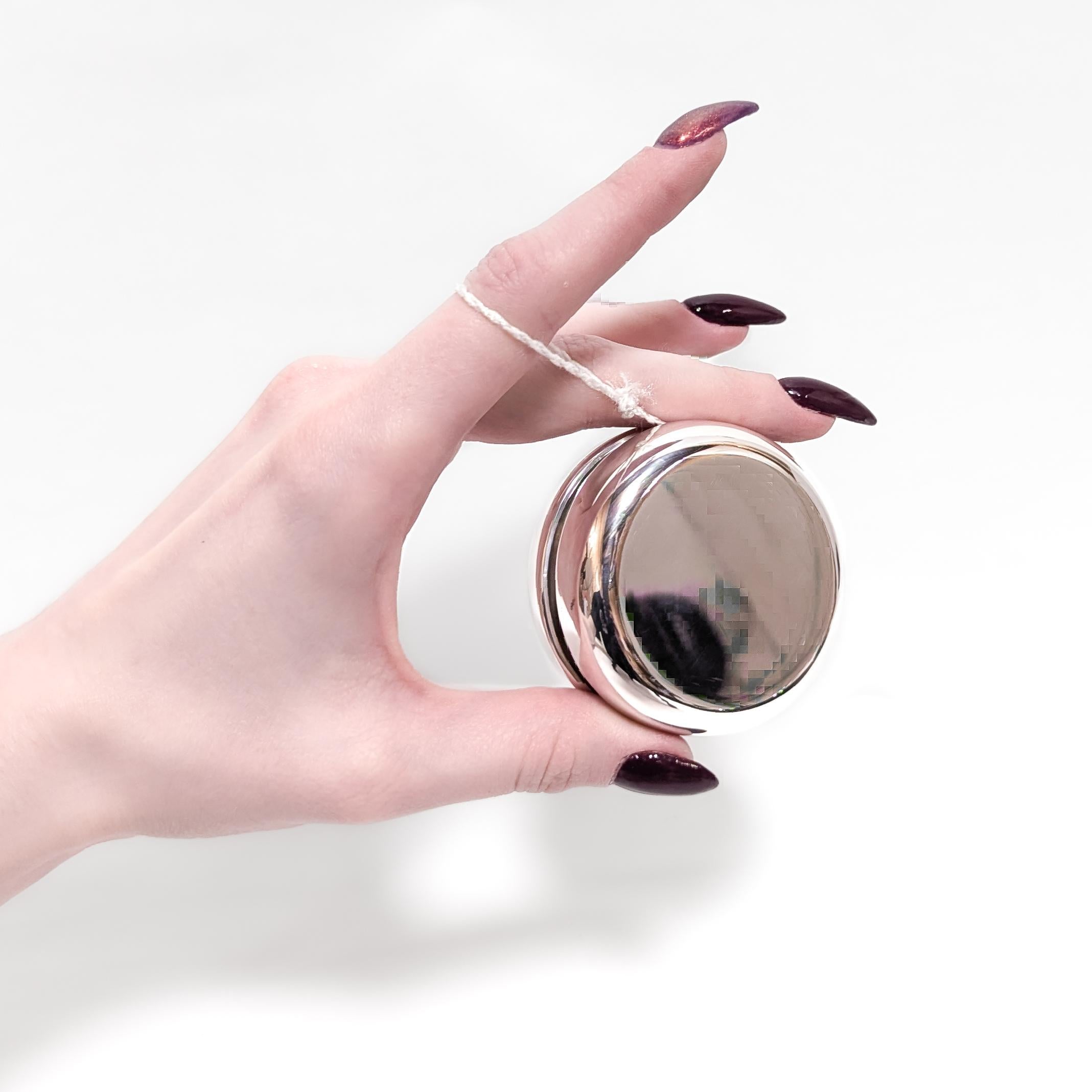 Un ottimo yo-yo firmato.

Da Tiffany & Co.

In argento sterling. 

Lo yo-yo è costruito con un interno in legno racchiuso in due montature d'argento.

Segnato a lato.

Un design Tiffany semplicemente meraviglioso e stravagante!

Data: 
20°