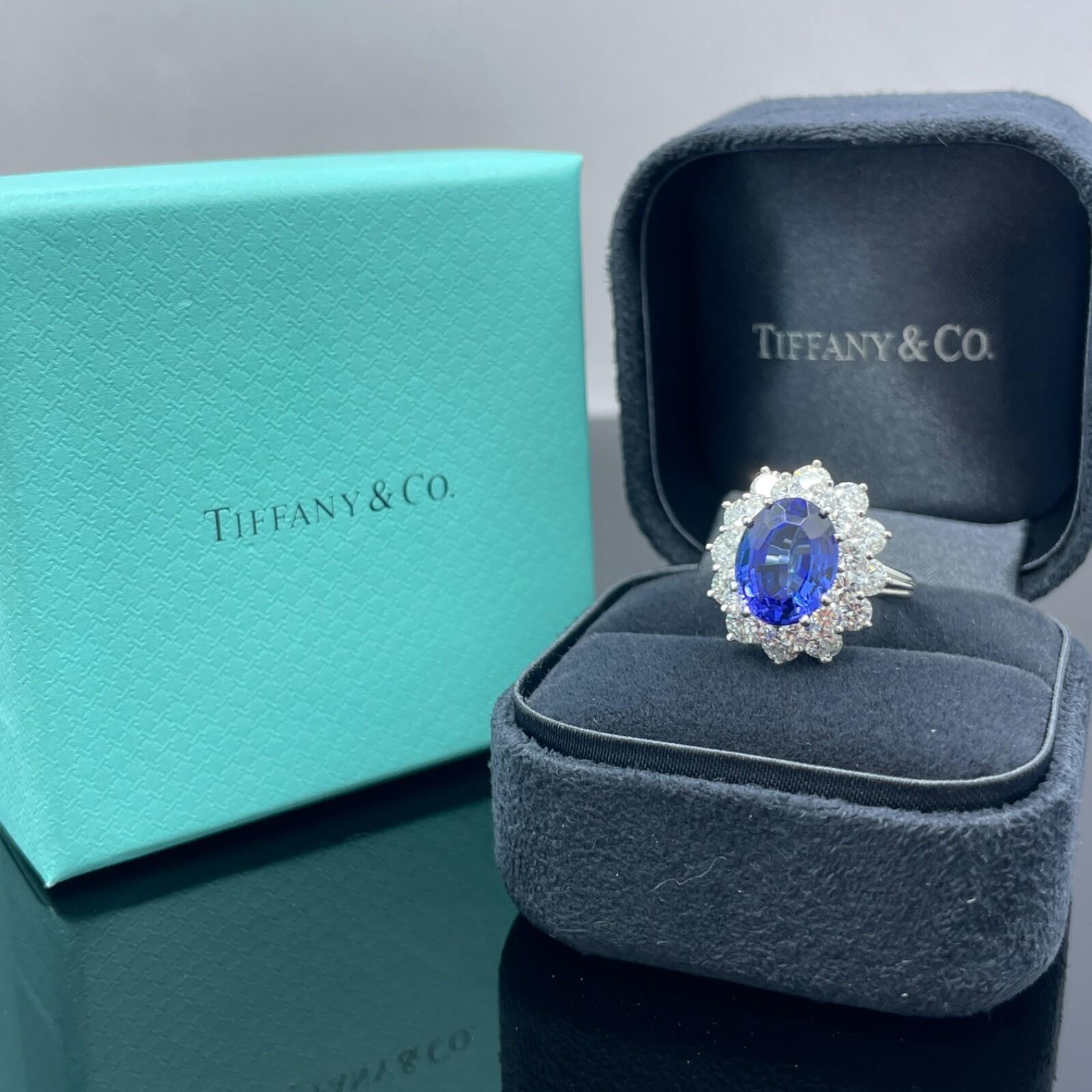 **Vintage Tiffany & Co. Cocktailring mit Tansanit und Diamant aus Platin**

Ein spektakulärer Vintage-Cocktailring von Tiffany & Co. mit einem 3,62-karätigen Tansanit, der von zwei Reihen außergewöhnlich feiner weißer Diamanten eingerahmt wird.