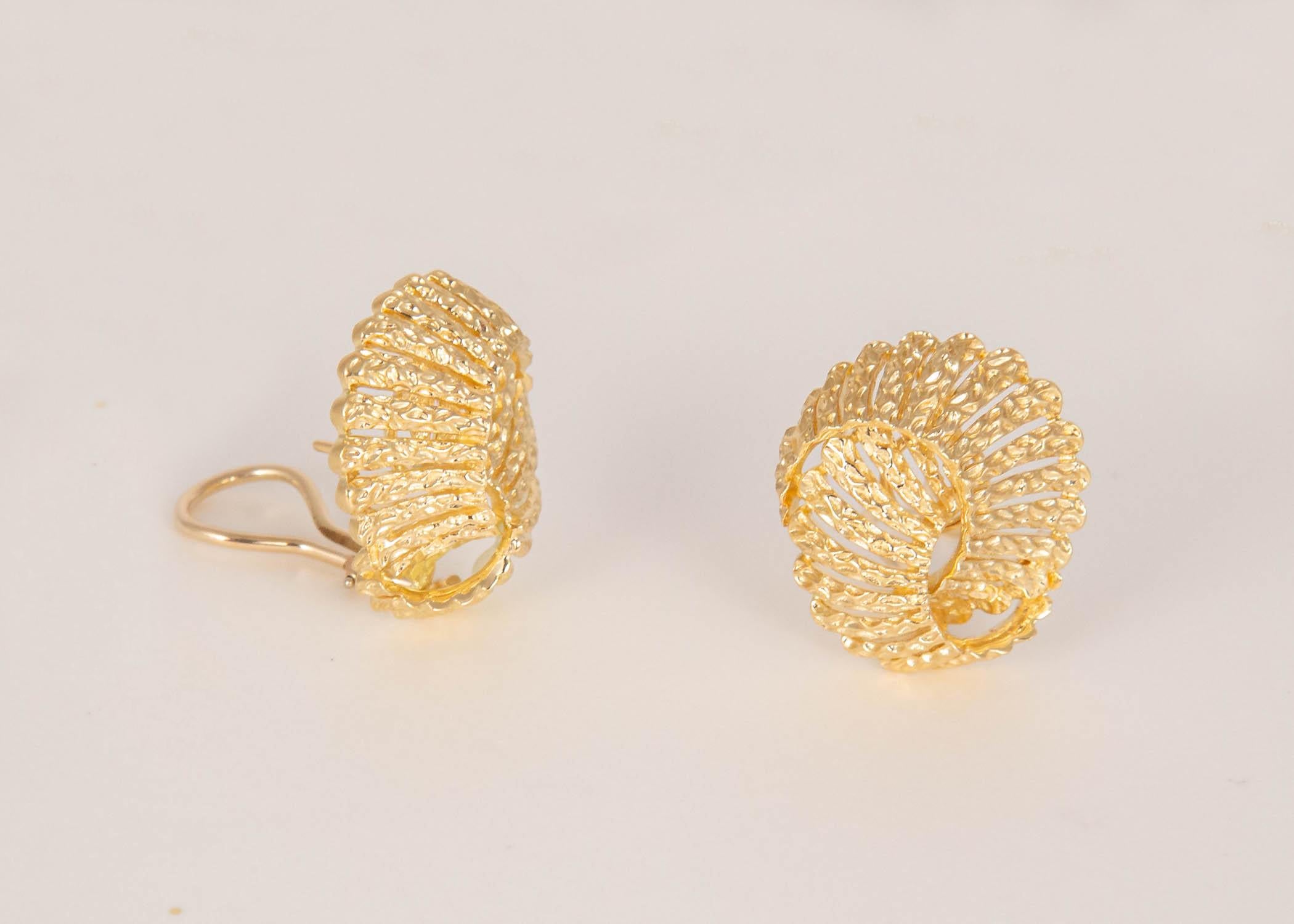 Simply elegant. This pair of Tiffany & Co. openwork gold earrings are a great example of the classic design and quality Tiffany is famous for. 1 inch in size.