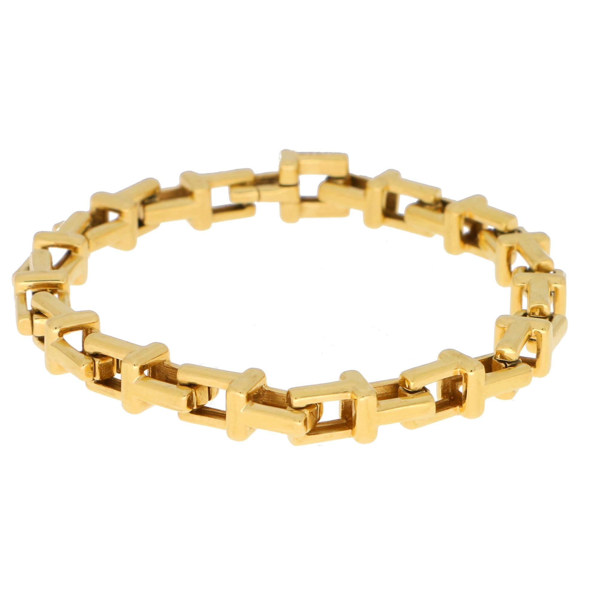 A simple yet elegant chunky Tiffany T medium sized chain link bracelet set in solid 18k yellow gold.

The bracelet is composed of 15 solid double-sided links in the iconic Tiffany T motif. These links are of a decent size so that the wearer has the