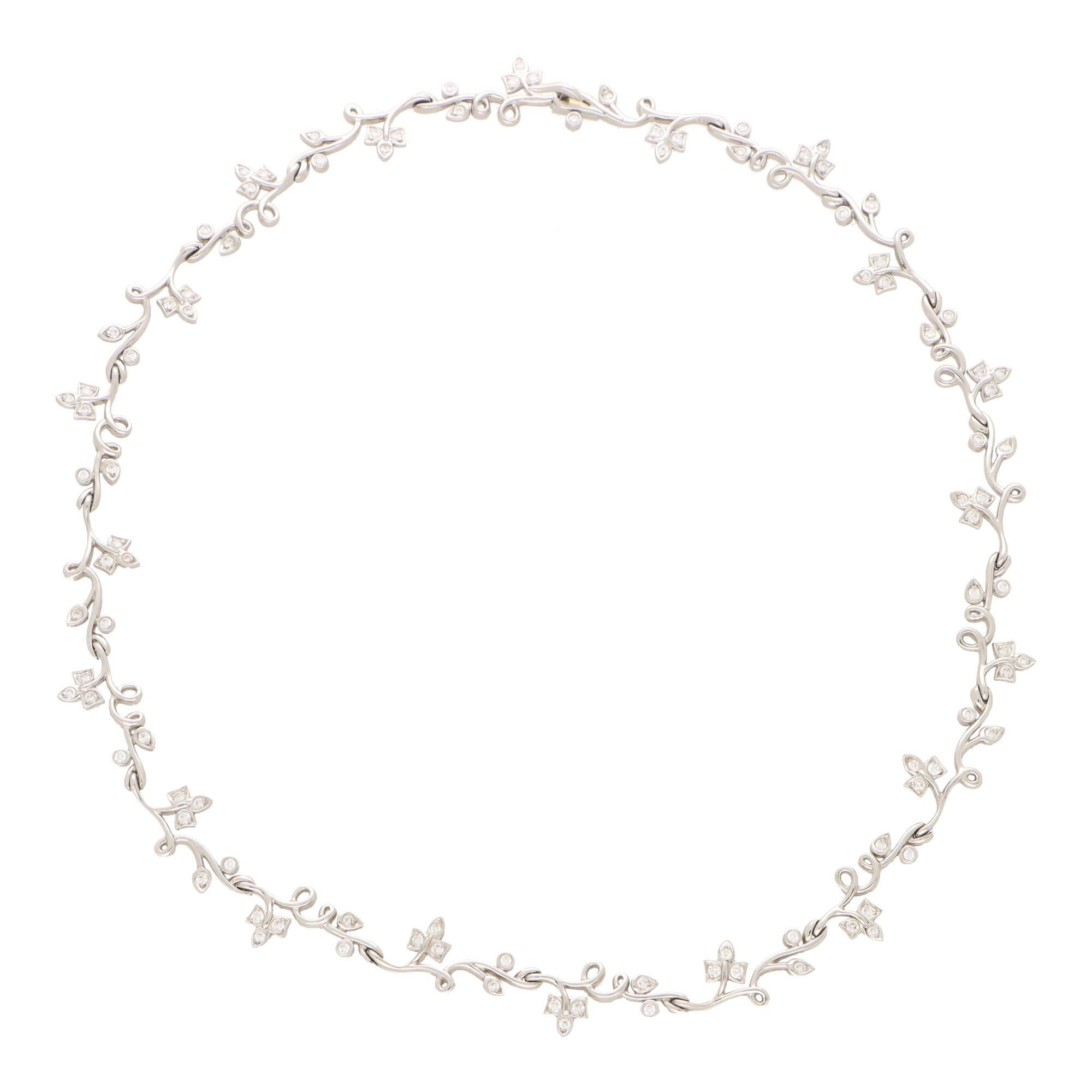 Magnifique collier en diamants 'Ivy' de Tiffany & Co., serti en platine.

Le collier est composé de 20 maillons/panneaux individuels en diamant de style lierre et se pose magnifiquement une fois sur le cou. Le collier est fabuleux à porter et, grâce