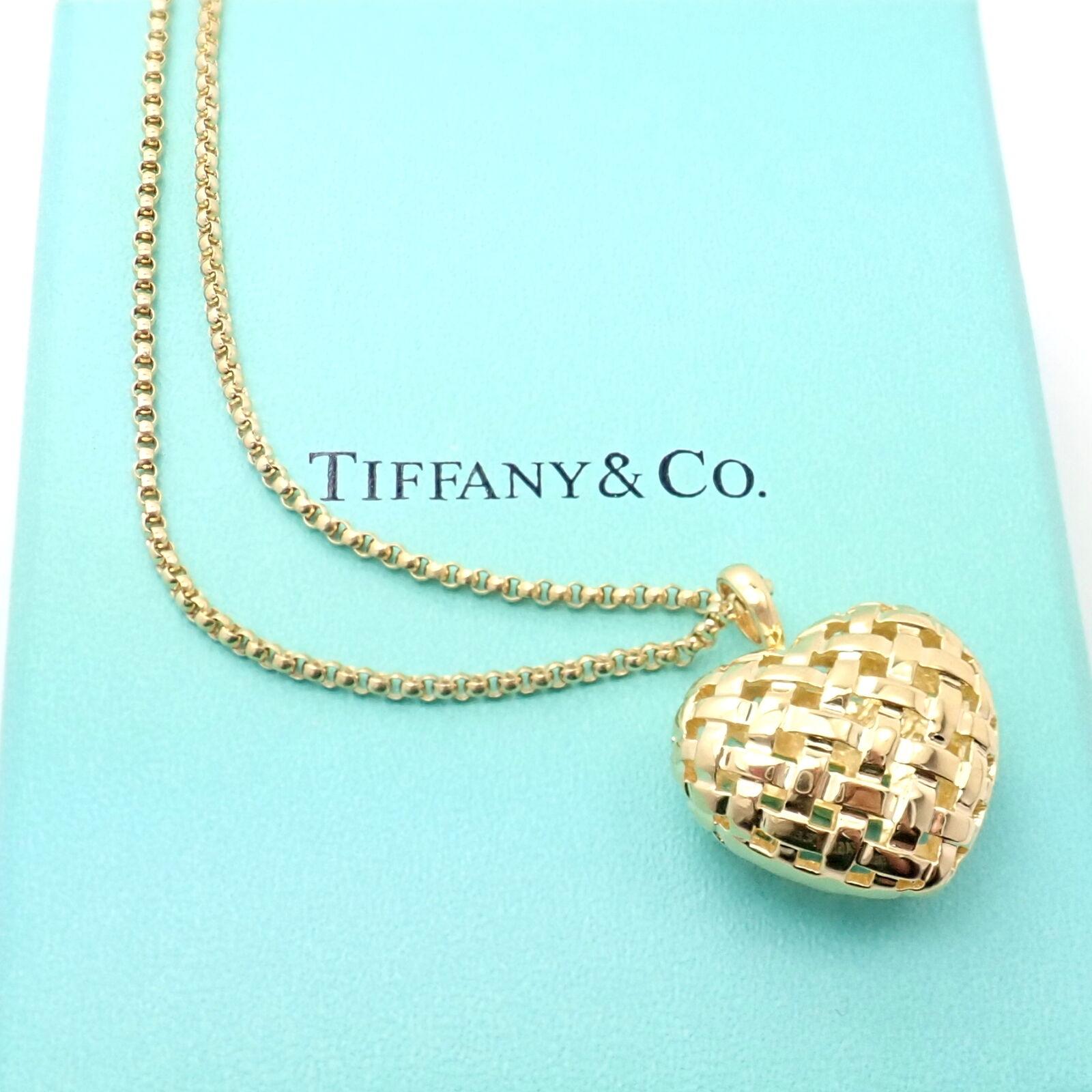 Vintage Tiffany & Co. Vannerie Basket Weave Yellow Gold Heart Pendant Necklace In Excellent Condition In Holland, PA