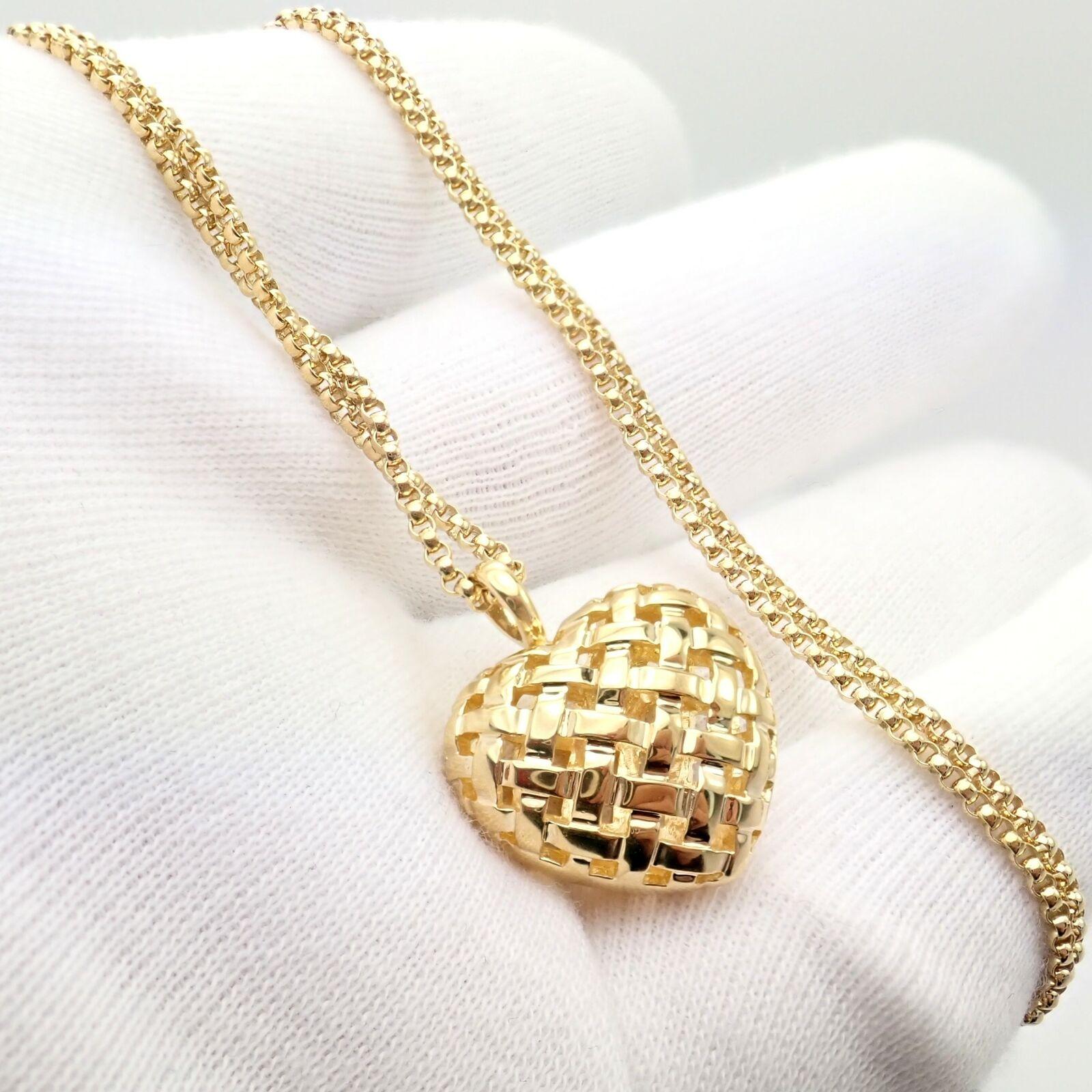 Women's or Men's Vintage Tiffany & Co. Vannerie Basket Weave Yellow Gold Heart Pendant Necklace