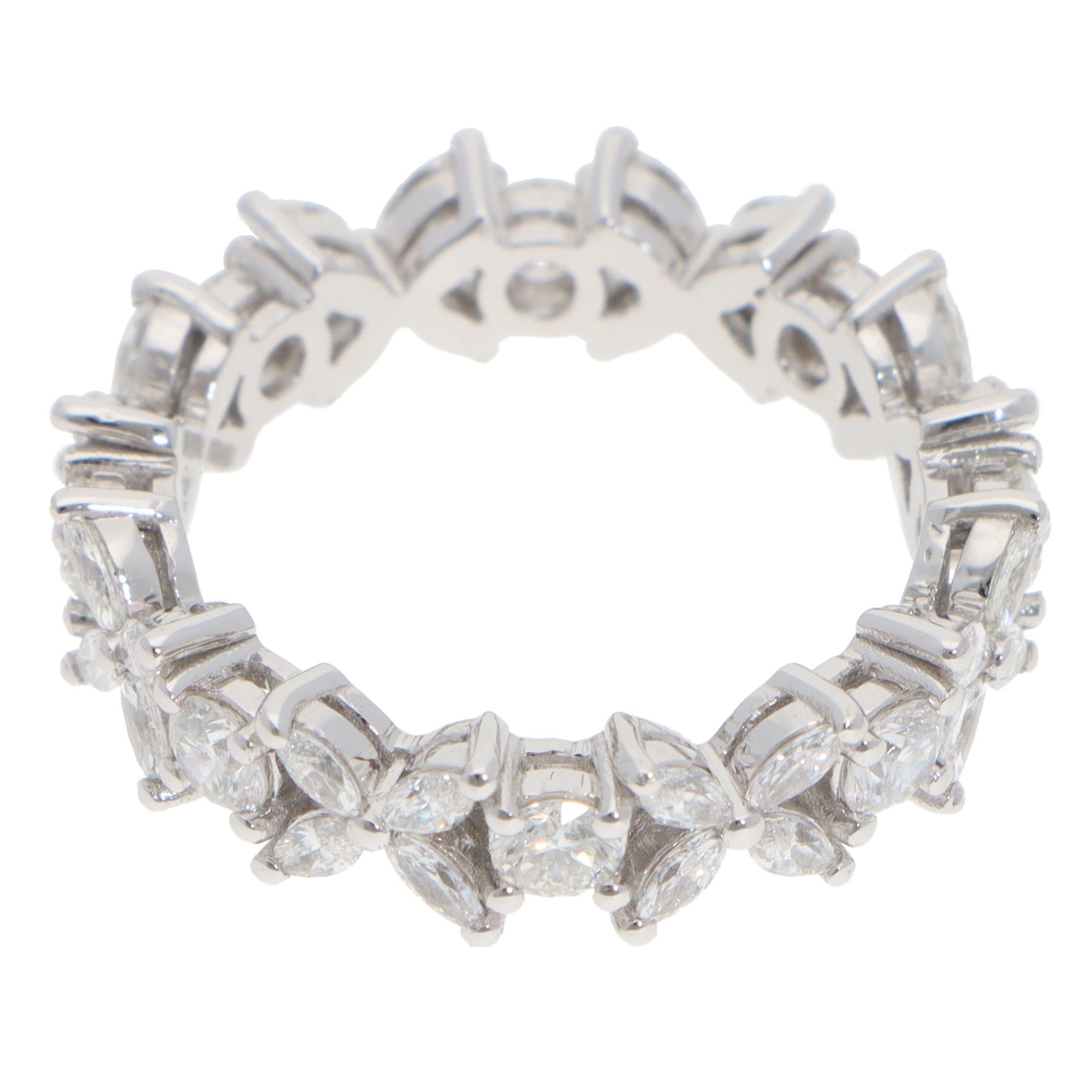Une belle pièce vintage de Tiffany & Co. Bague d'éternité Victoria à diamants alternés, sertie en platine.

La bague est composée de 32 diamants de taille marquise et de 8 diamants ronds de taille brillant, sertis en micro-clairière de manière