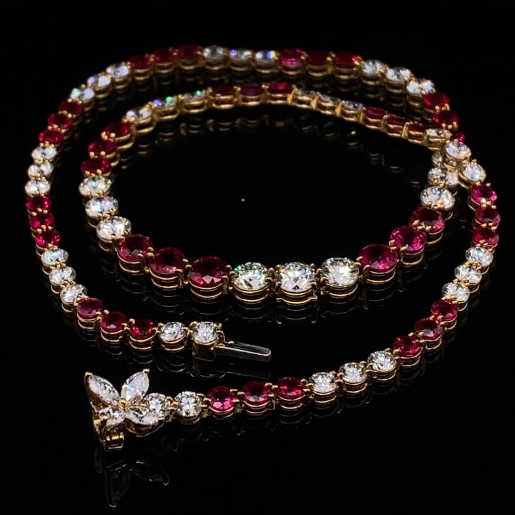 Un collar Tiffany & Co Victoria de línea de rubíes y diamantes en oro amarillo de 18 quilates.

Esta extraordinaria pieza pertenece a la reciente colección Victoria de Tiffany & Co.

El collar se compone de un impresionante total de 81 diamantes