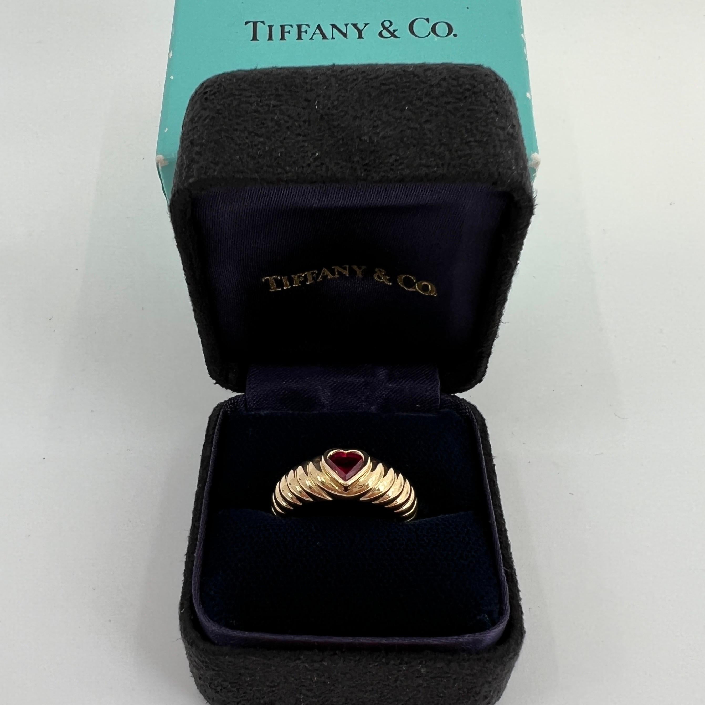 Vintage Tiffany & Co. Vivid Blood Red Ruby Heart Cut 18k Yellow Gold Band Ring In Excellent Condition For Sale In Birmingham, GB