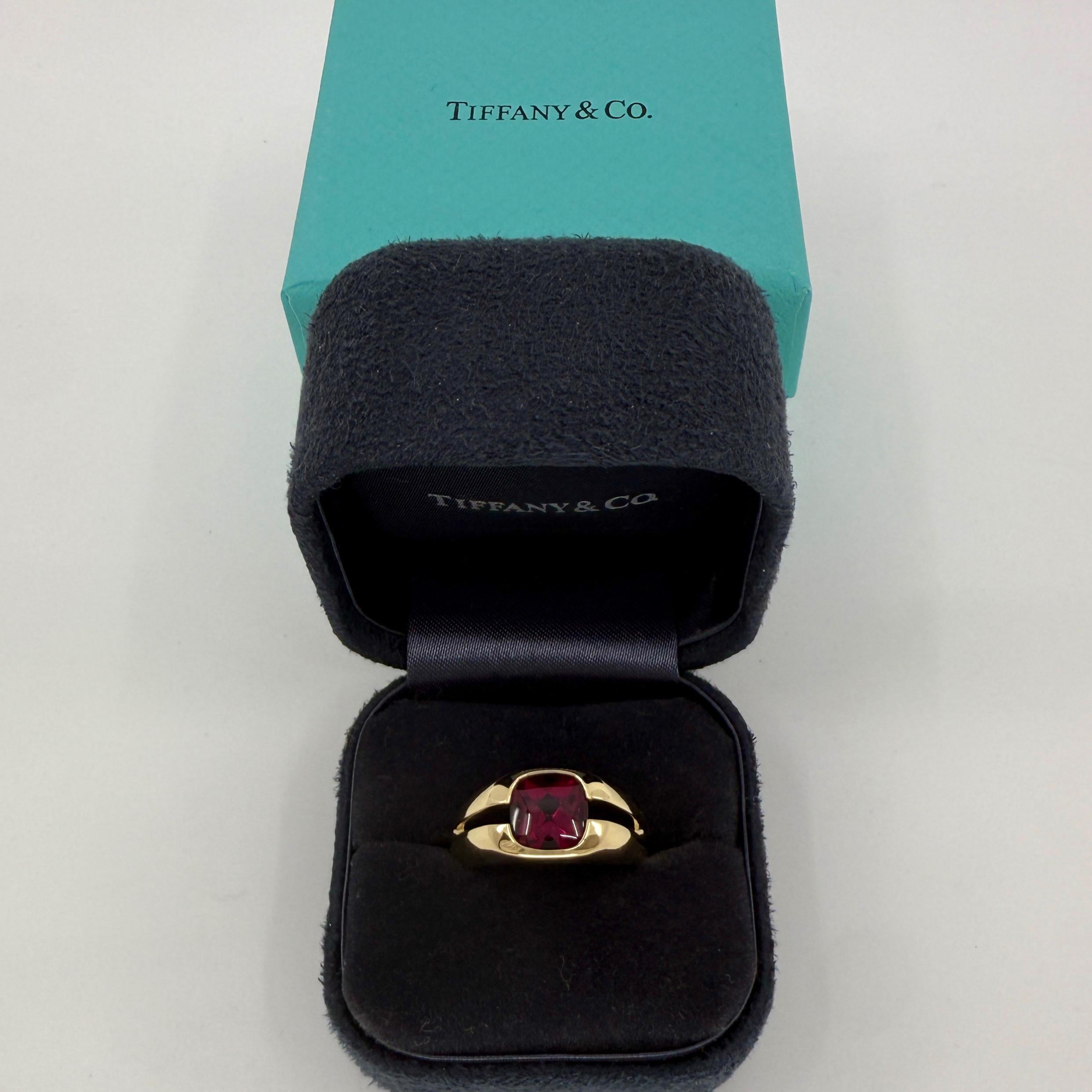 Rare Tiffany & Co. Bague solitaire en or jaune 18k avec chaton en tourmaline rubellite de couleur rouge vif.

Bague en or jaune magnifiquement réalisée, sertie d'une superbe tourmaline rubellite naturelle de taille coussin et de couleur rouge