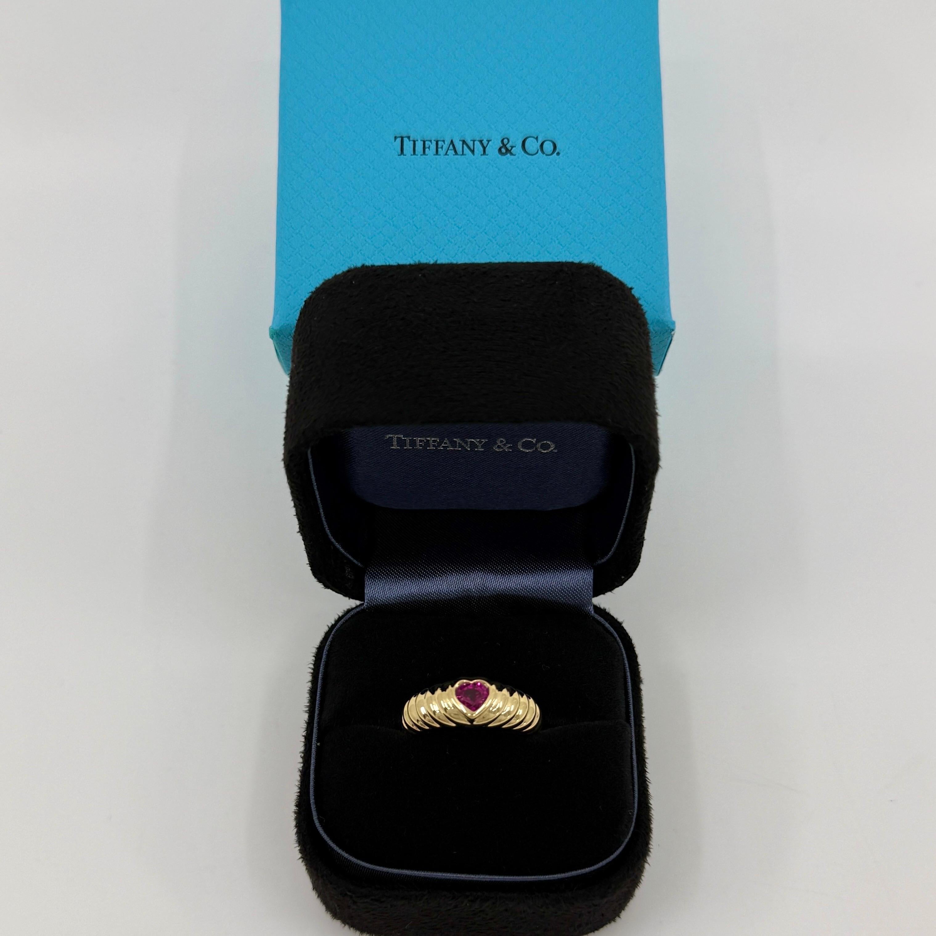 Vintage Tiffany & Co. Bague en or jaune 18k sertie d'un rubis rouge rosé taillé en cœur en vente 5