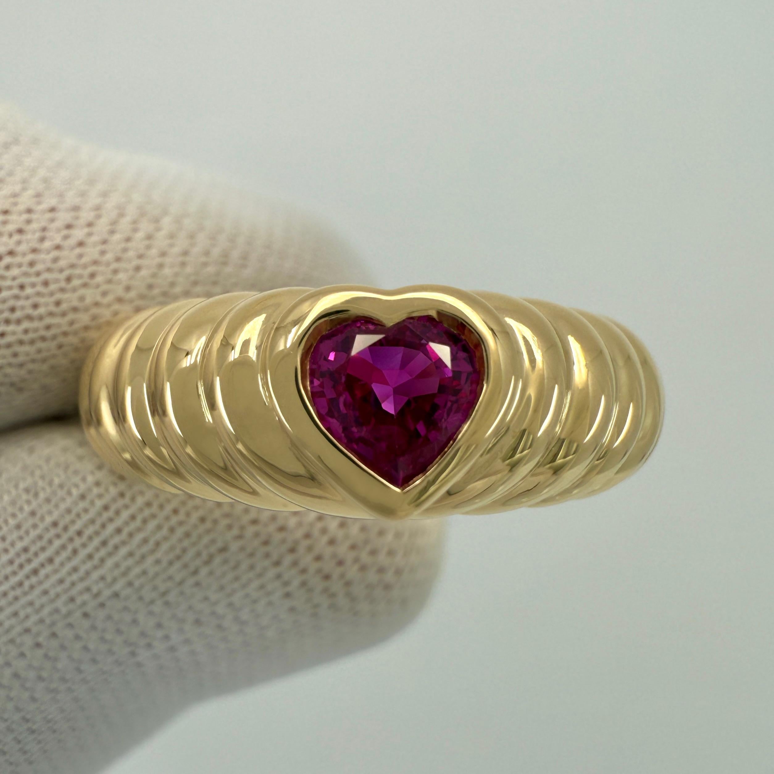 Vintage Tiffany & Co. Vivid Pinkish Red Ruby Heart Cut 18k Yellow Gold Band Ring In Excellent Condition For Sale In Birmingham, GB