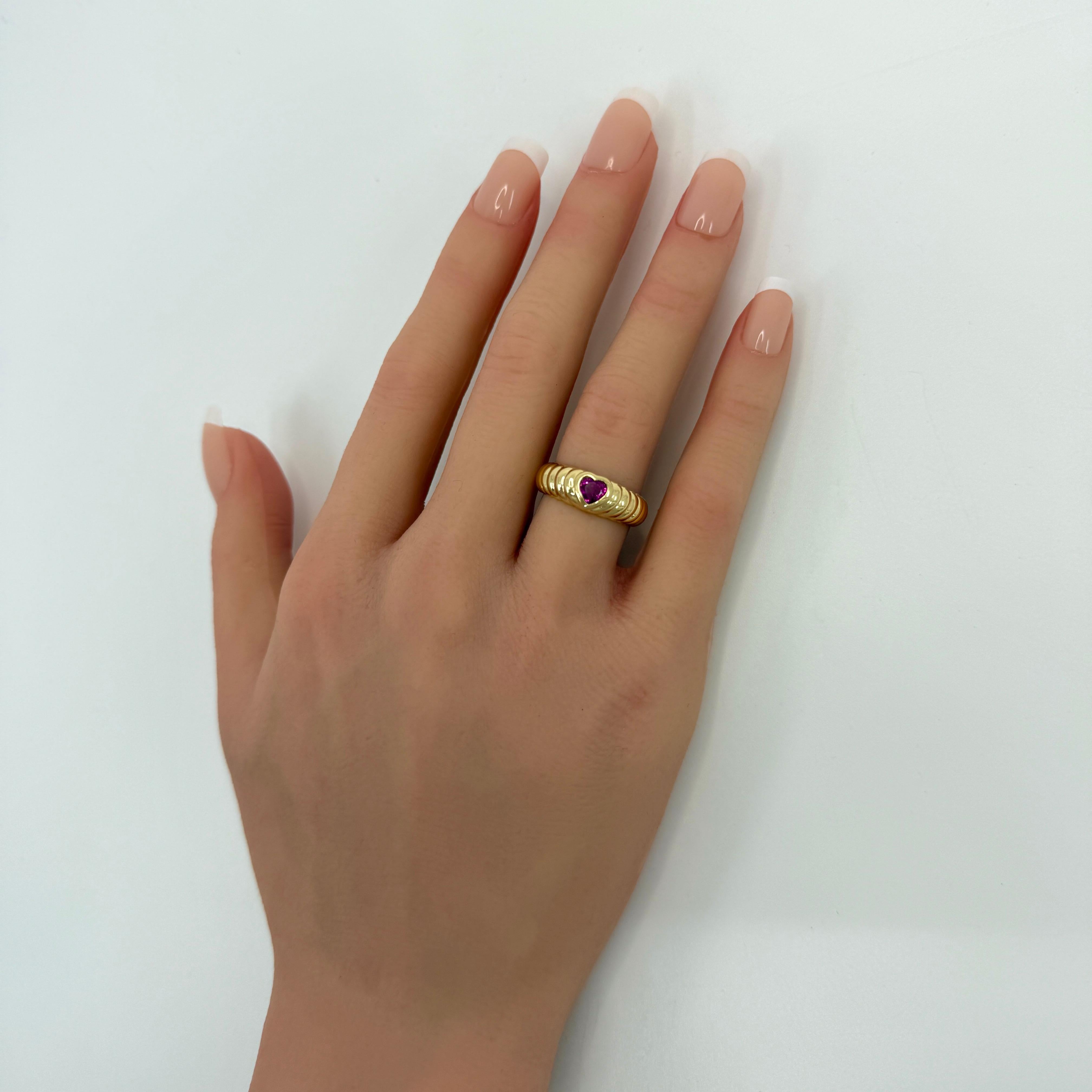 Women's Vintage Tiffany & Co. Vivid Pinkish Red Ruby Heart Cut 18k Yellow Gold Band Ring For Sale