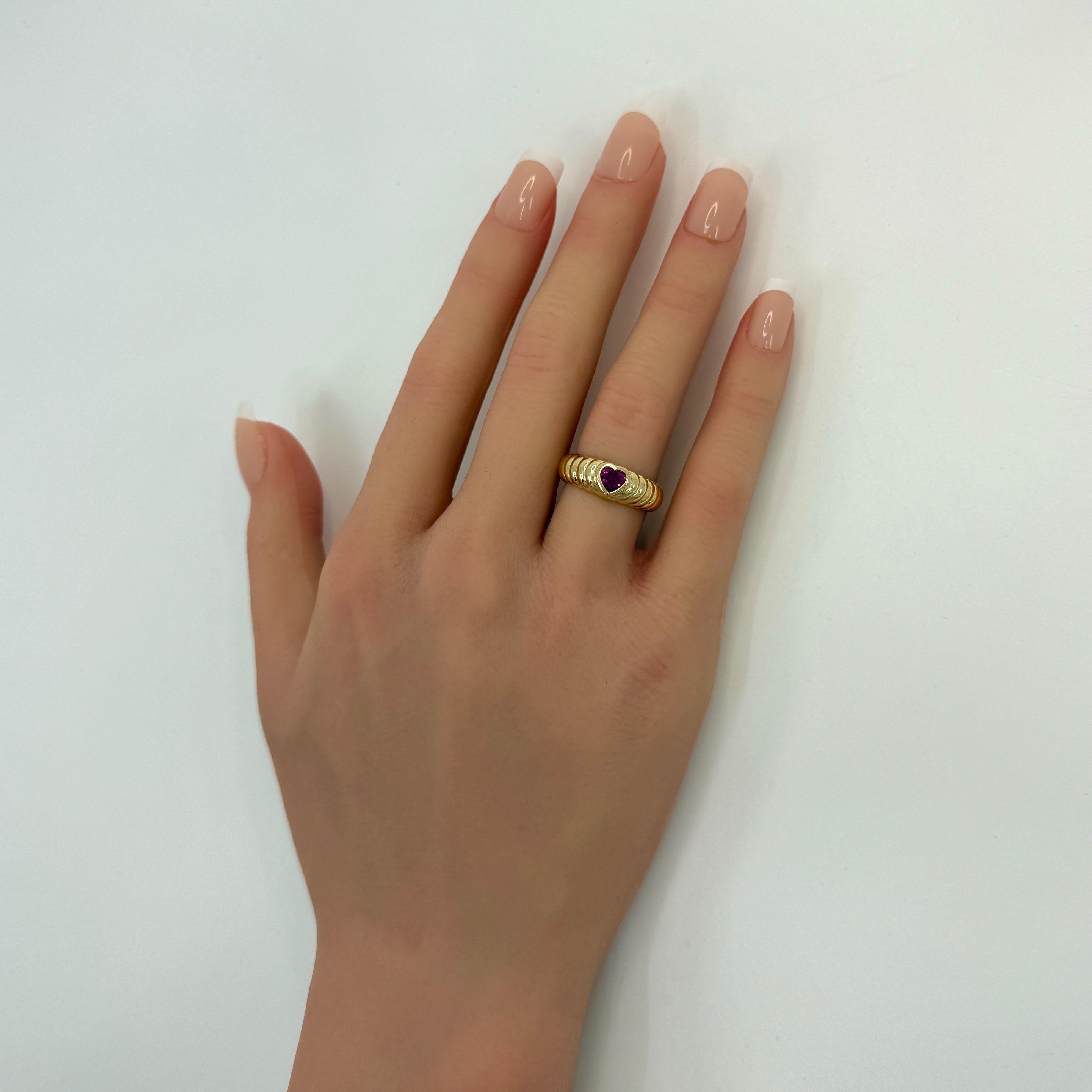 Vintage Tiffany & Co. Vivid Pinkish Red Ruby Heart Cut 18k Yellow Gold Band Ring For Sale 5