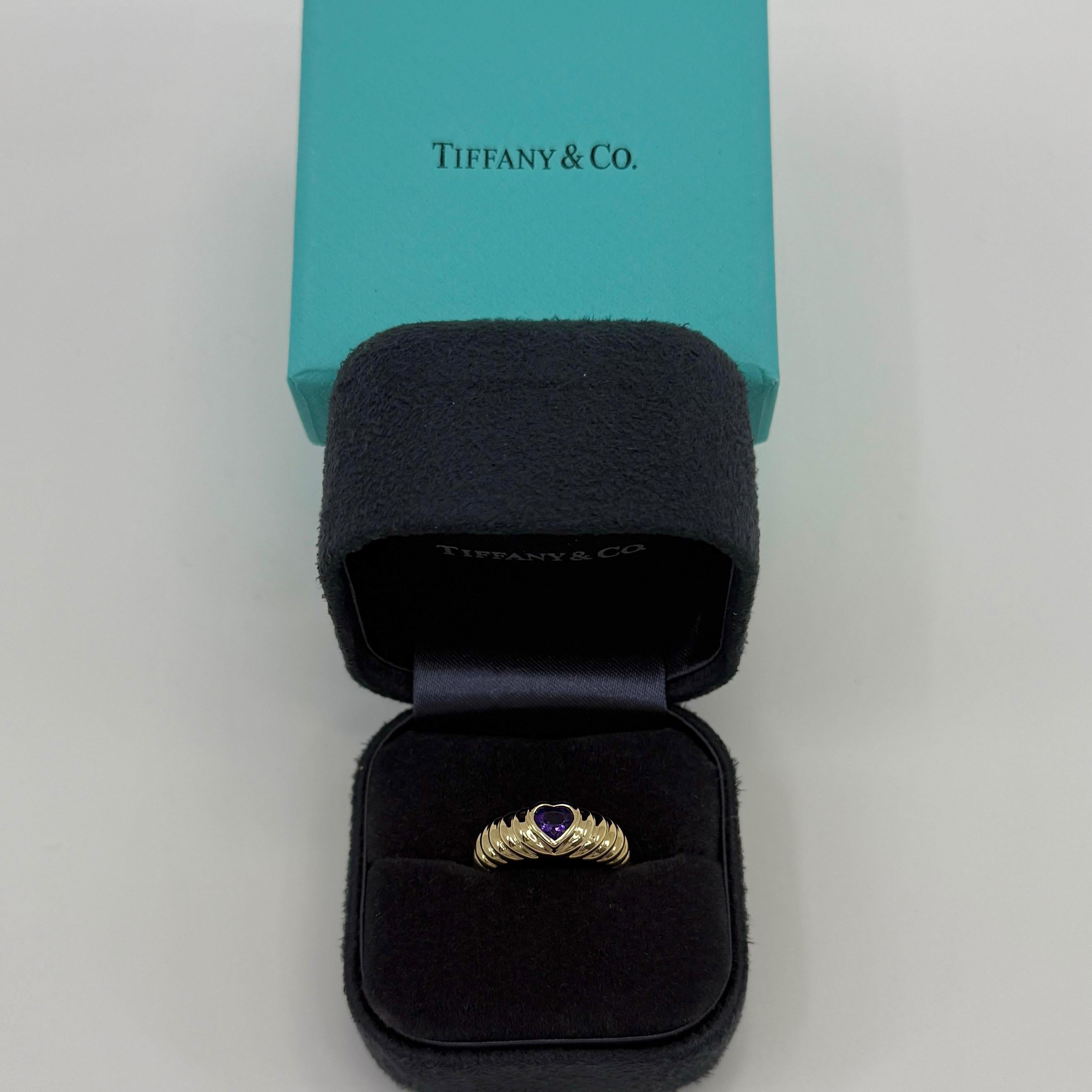 Rare Vintage Tiffany & Co. Bague en or jaune 18k avec améthyste violette taillée en cœur.

Bague en or jaune magnifiquement réalisée, sertie d'une superbe améthyste naturelle de couleur violet vif taillée en cœur. Couleur, clarté et coupe