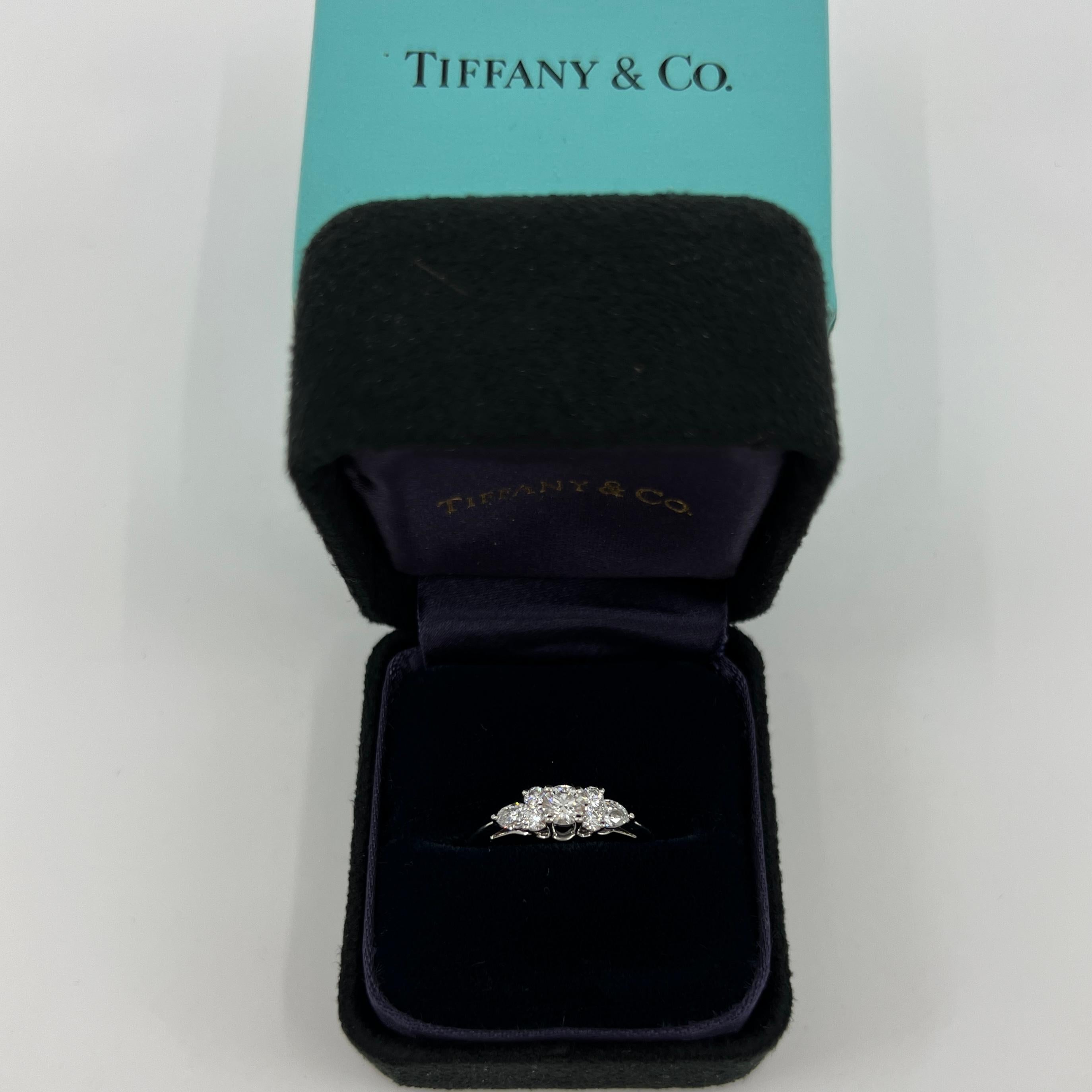 Vintage Tiffany & Co. Bague en platine avec diamants blancs ronds et taillés en poire en vente 5