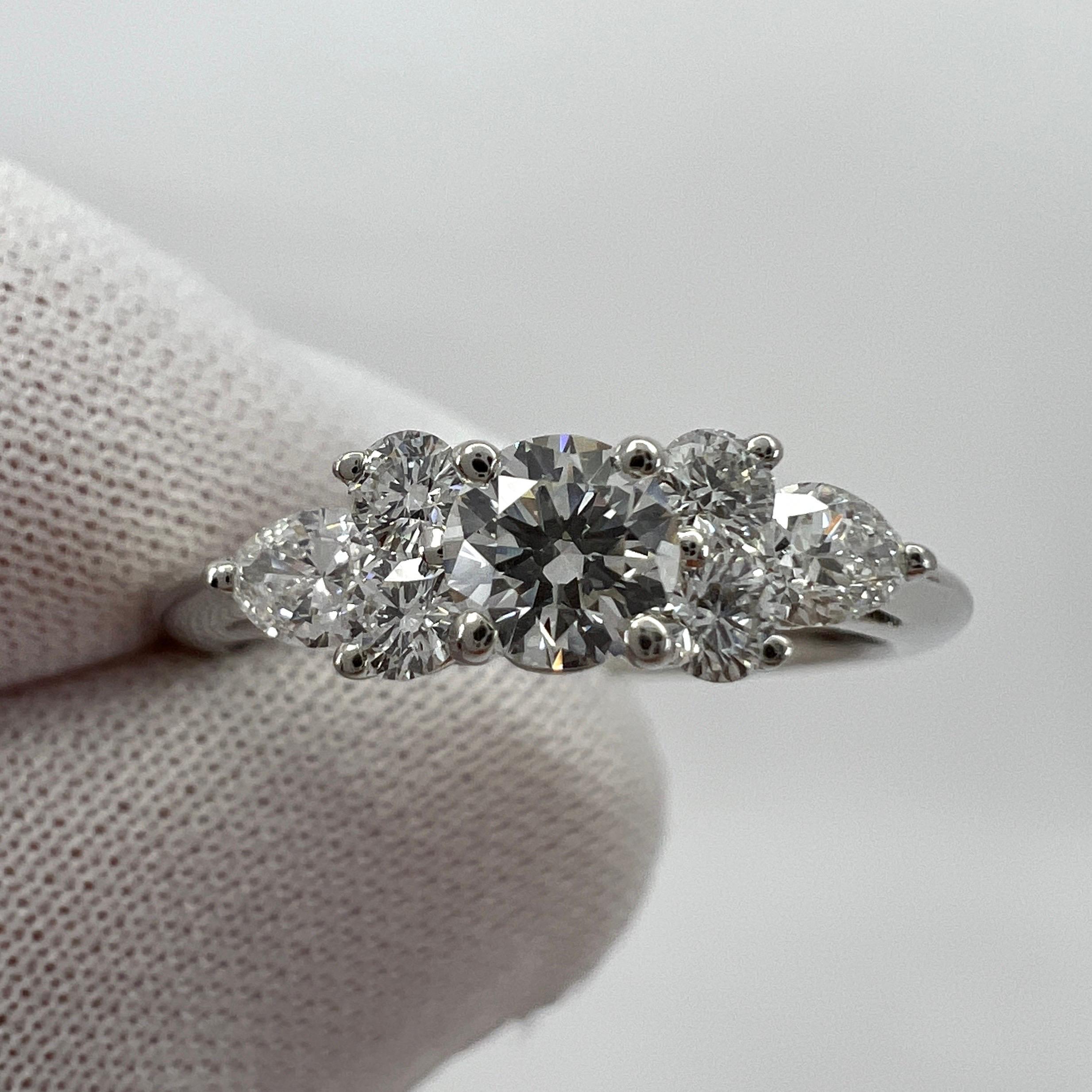 Taille ronde Vintage Tiffany & Co. Bague en platine avec diamants blancs ronds et taillés en poire en vente