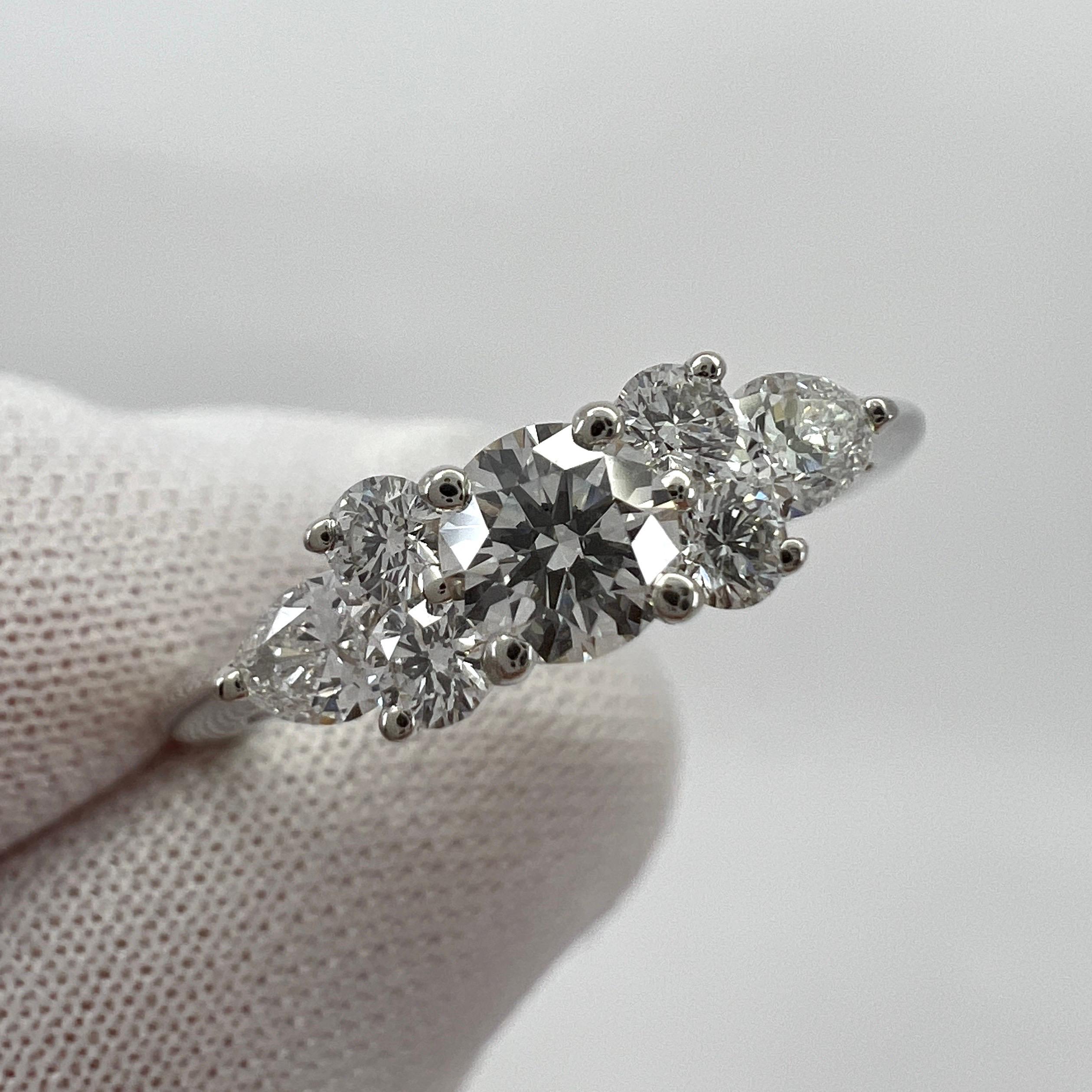 Vintage Tiffany & Co. Bague en platine avec diamants blancs ronds et taillés en poire Pour femmes en vente