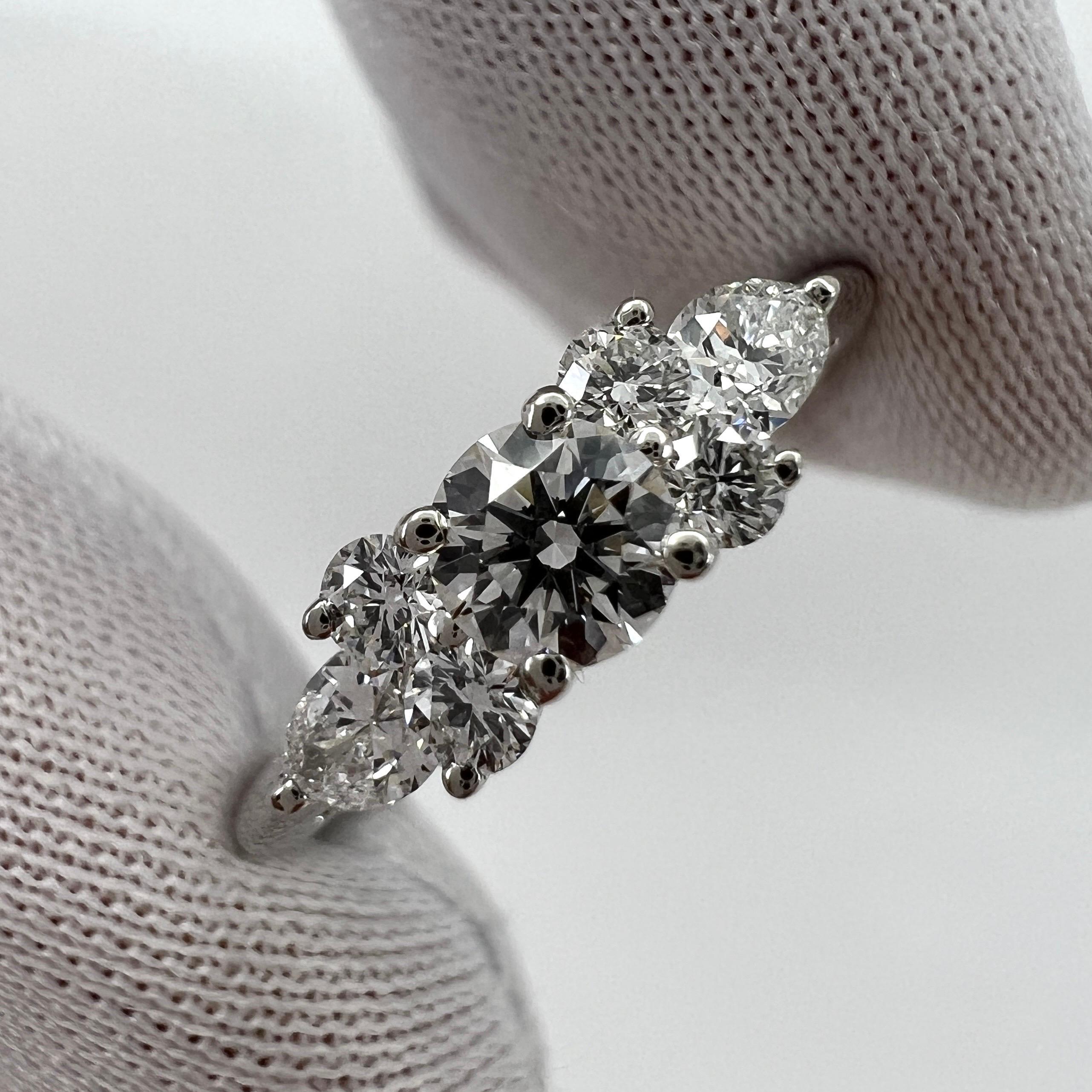 Vintage Tiffany & Co. Bague en platine avec diamants blancs ronds et taillés en poire en vente 2