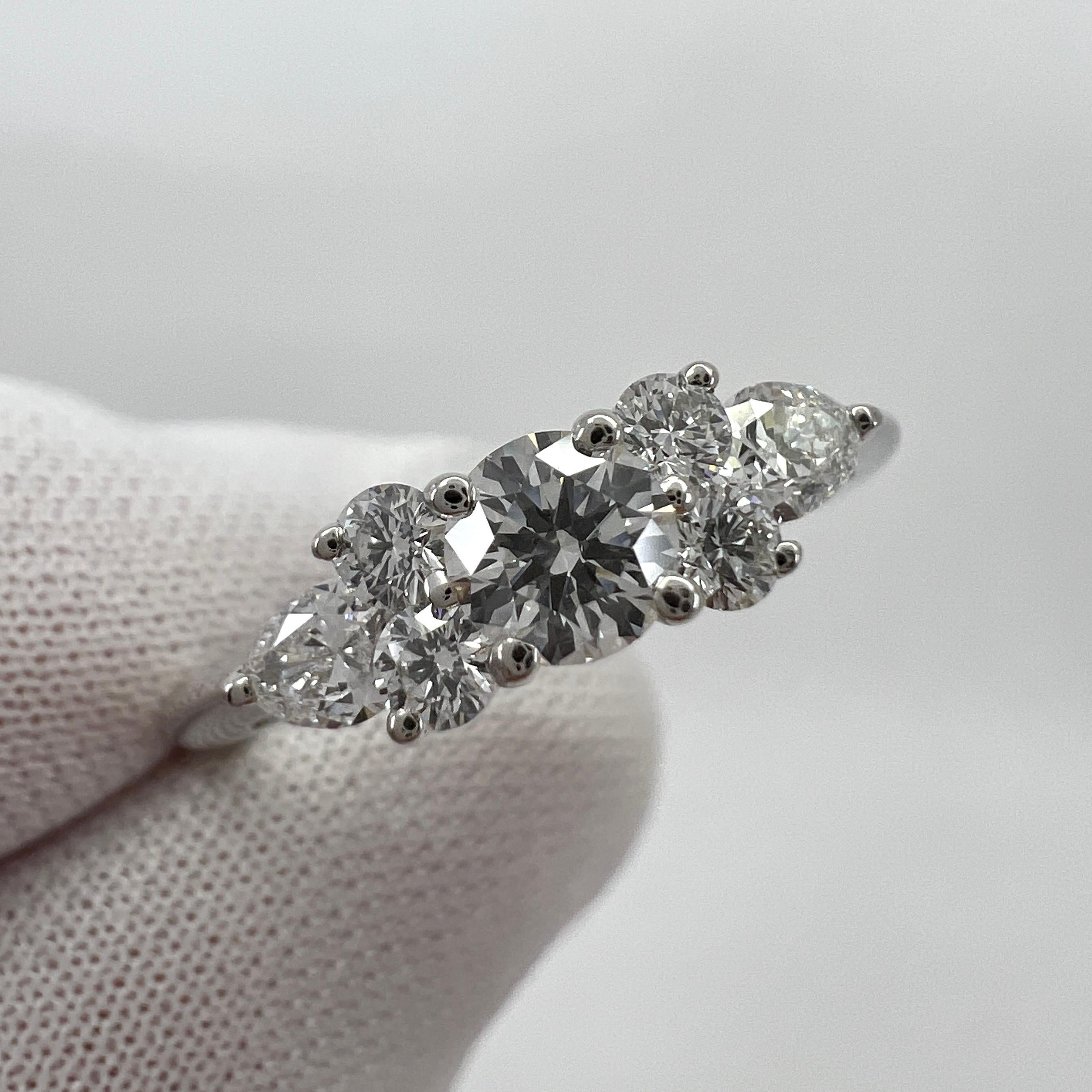Vintage Tiffany & Co. Bague en platine avec diamants blancs ronds et taillés en poire en vente 3