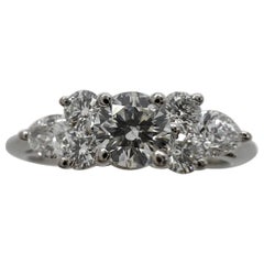 Vintage Tiffany & Co. Bague en platine avec diamants blancs ronds et taillés en poire