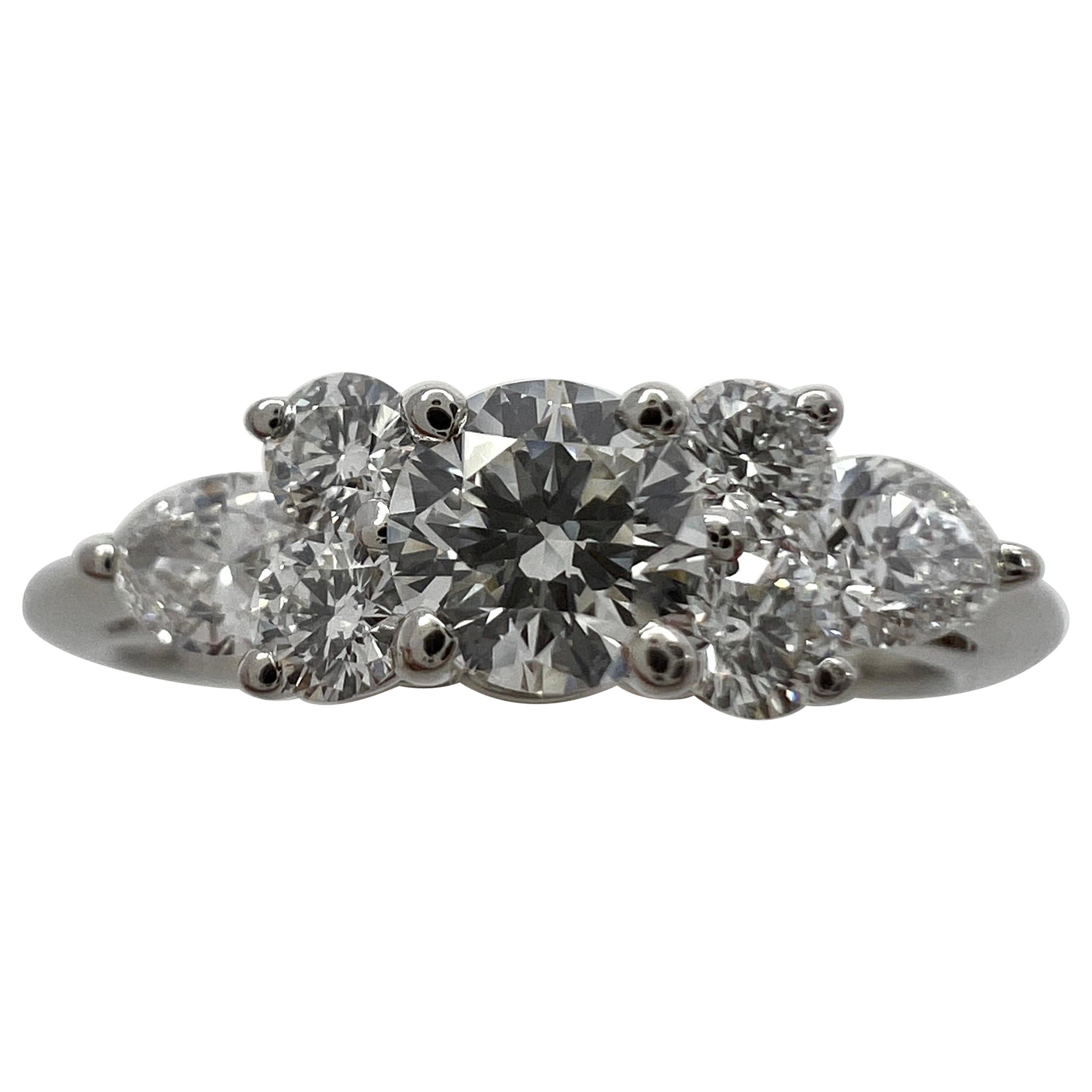 Vintage Tiffany & Co. Bague en platine avec diamants blancs ronds et taillés en poire en vente