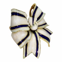 Broche vintage Tiffany & Co en or jaune, en forme de nœud, avec émail guilloché blanc cassé et bleu