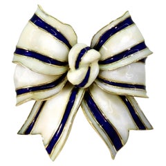 Broche vintage Tiffany & Co en or jaune, en forme de nœud, avec émail guilloché blanc cassé et bleu
