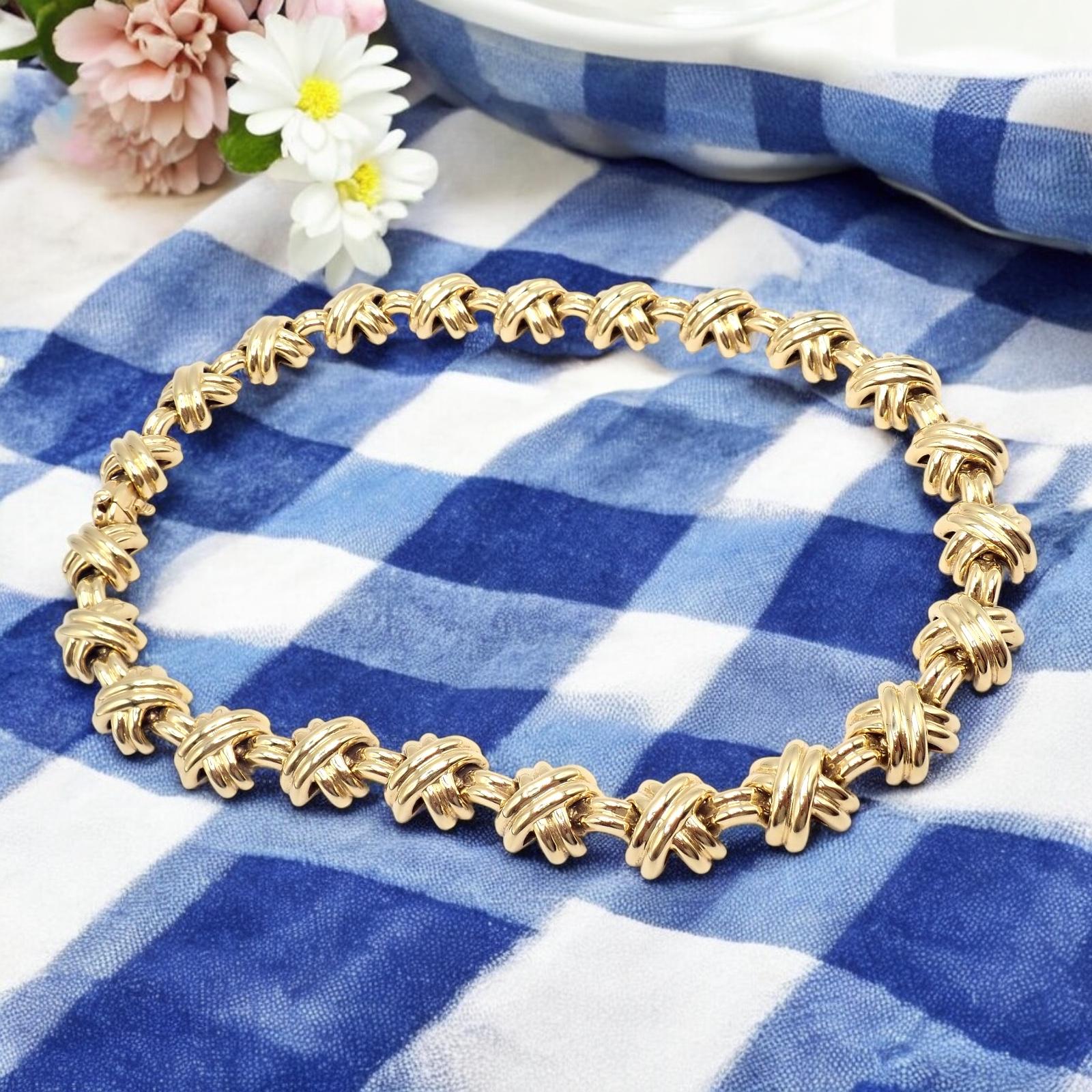 La Tiffany & Co. La collana Large X Classic Signature è realizzata in lussuoso oro 18 carati e presenta un elegante motivo a 