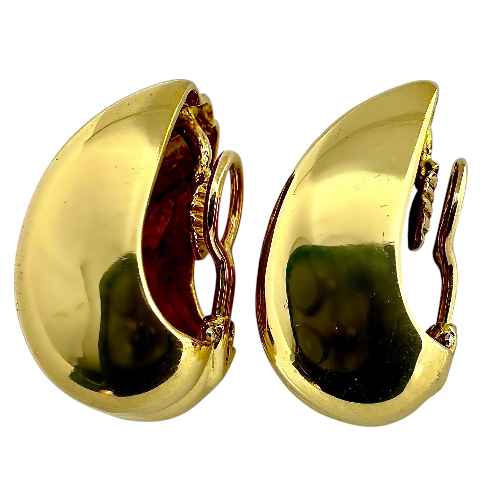 Vintage Tiffany & Co.18K Yellow Gold Fluted Clip-On Earrings Ideal for Everyday In Good Condition For Sale In Palm Beach, FL