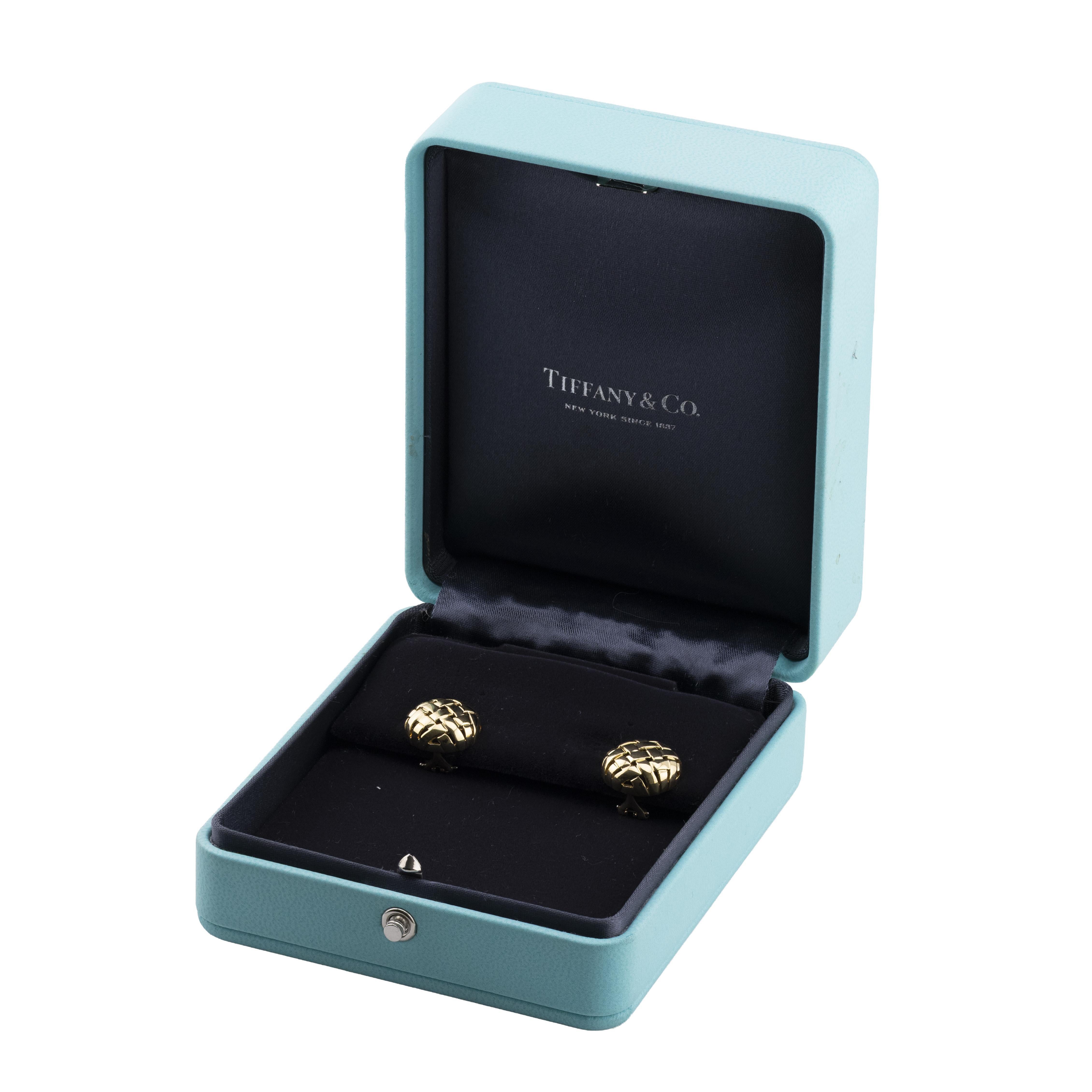 Aston Estate Jewelry stellt vor:

Ein raffiniertes Paar moderner Ohrringe von Tiffany & Company. 

Diese Ohrringe aus der Collection'S Vannerie von Tiffany bestechen durch ihr filigranes, geflochtenes Design und ihr Gittermuster. 

Sie sind aus