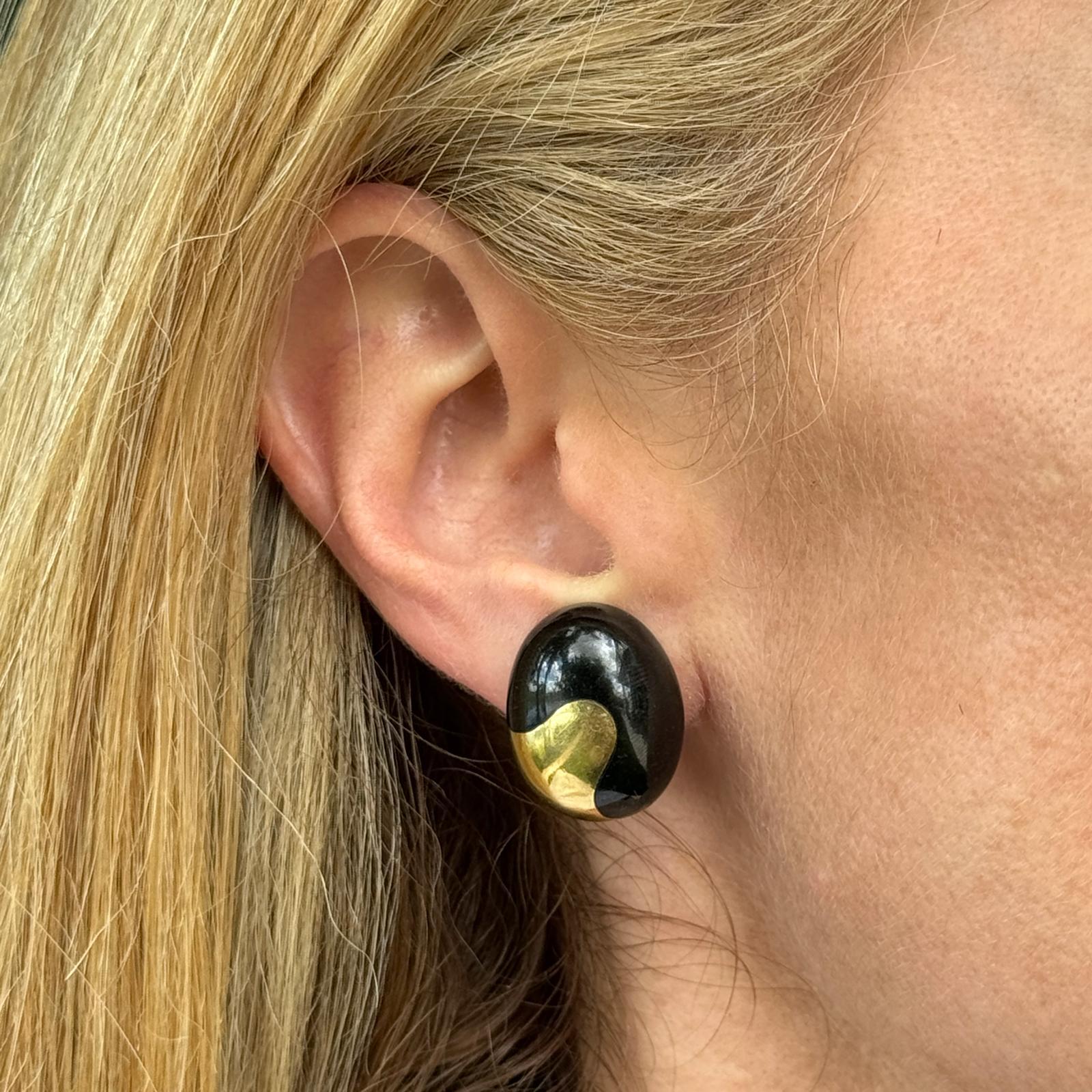 Die Tiffany & Co. Die Yin-Yang-Ohrringe aus 18 Karat Gelbgold sind eine harmonische Mischung aus Eleganz und Symbolik. Diese Ohrringe mit dem kultigen Yin-Yang-Design sind aus luxuriösem 18-karätigem Gelbgold und auffälligem schwarzen Onyx