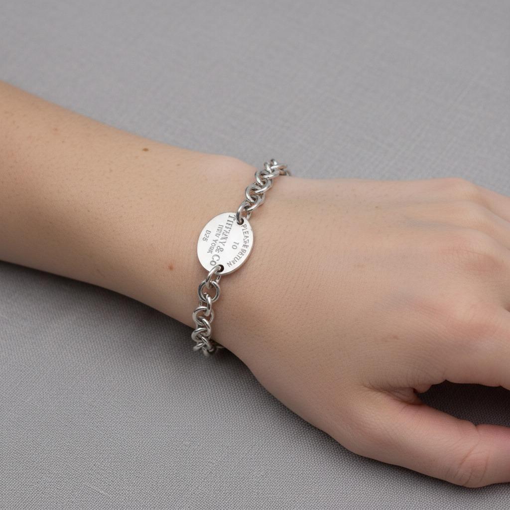 Vintage Tiffany & Co. Bracelet avec étiquette ovale Ultra  en A Silver Bon état - En vente à Aventura, FL