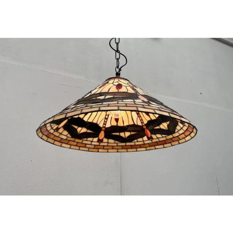 Lampada a sospensione in vetro vintage Tiffany Dragonfly Design, in ottime condizioni. Progettato dal 1970 al 1979
Fino a 250V (standard Europa/Regno Unito).Il cablaggio di questo articolo potrebbe essere originale e potrebbe dover essere