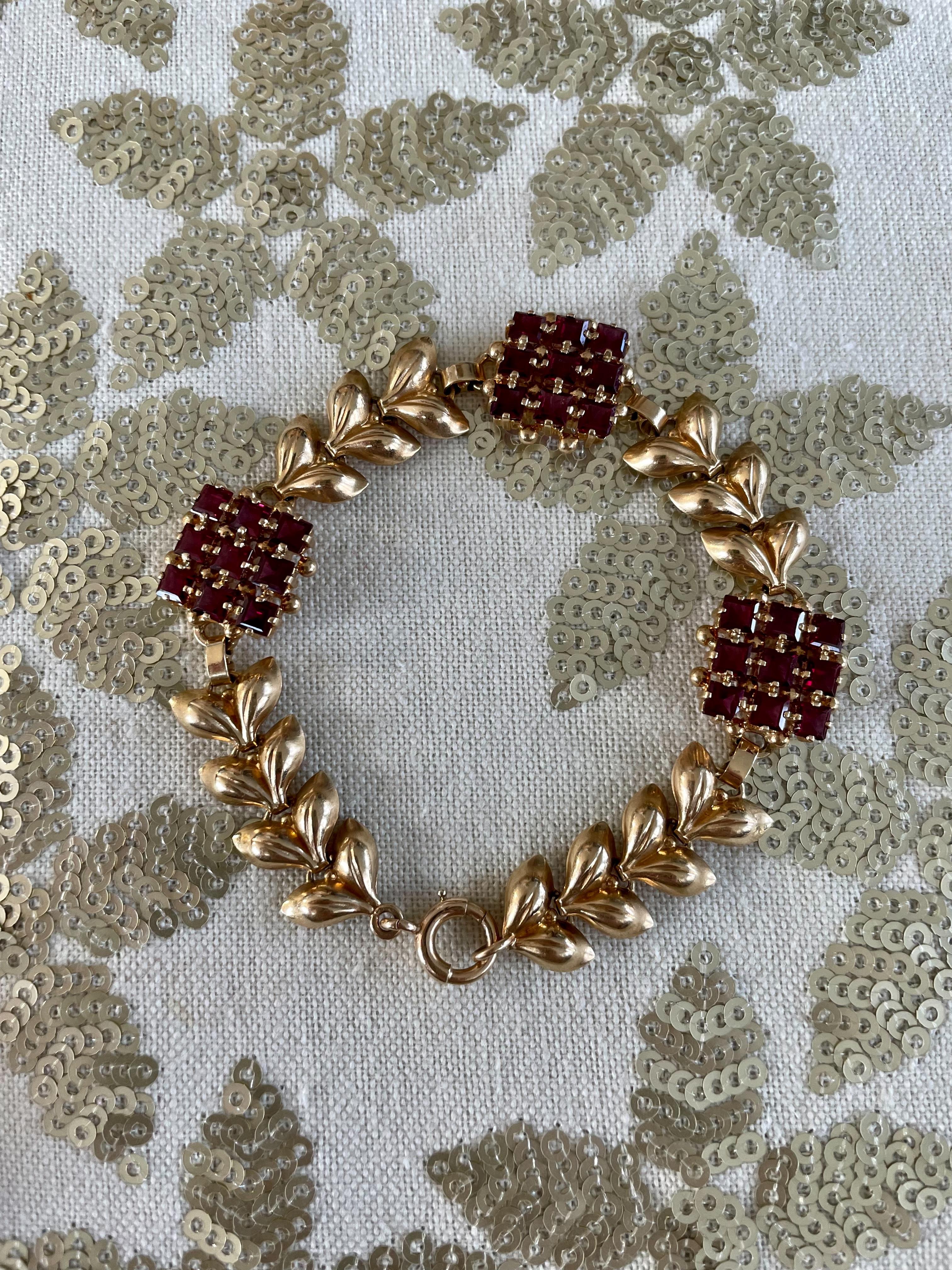 This bracelet is absolutely gorgeous.  Leaf-shaped links are alternated with three garnet-laden square links.  Each Garnet link has nine small Garnet stones.

Length: 7 1/2