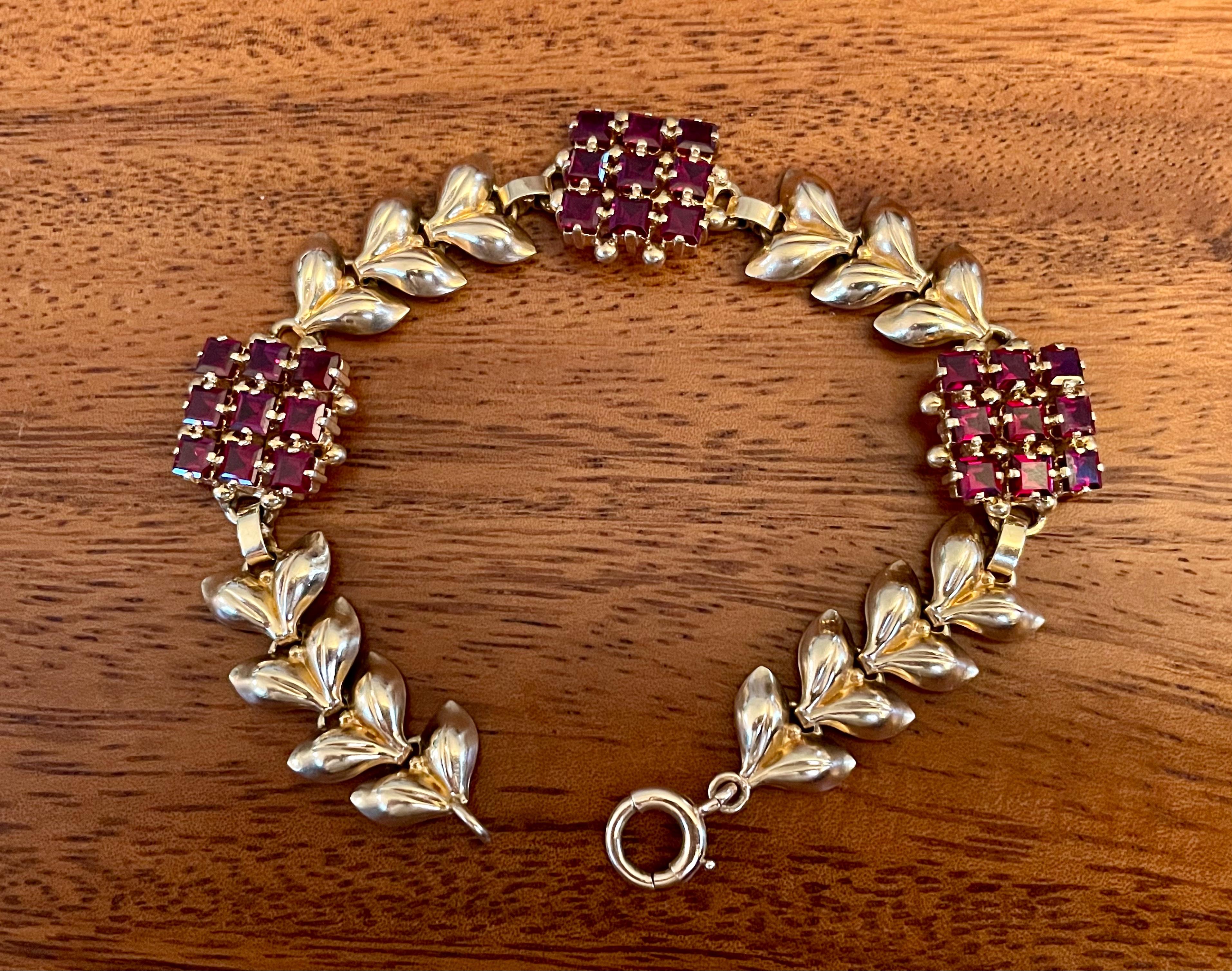 Round Cut Vintage Tiffany Garnet and 14 Karat Yellow Gold Link Bracelet For Sale