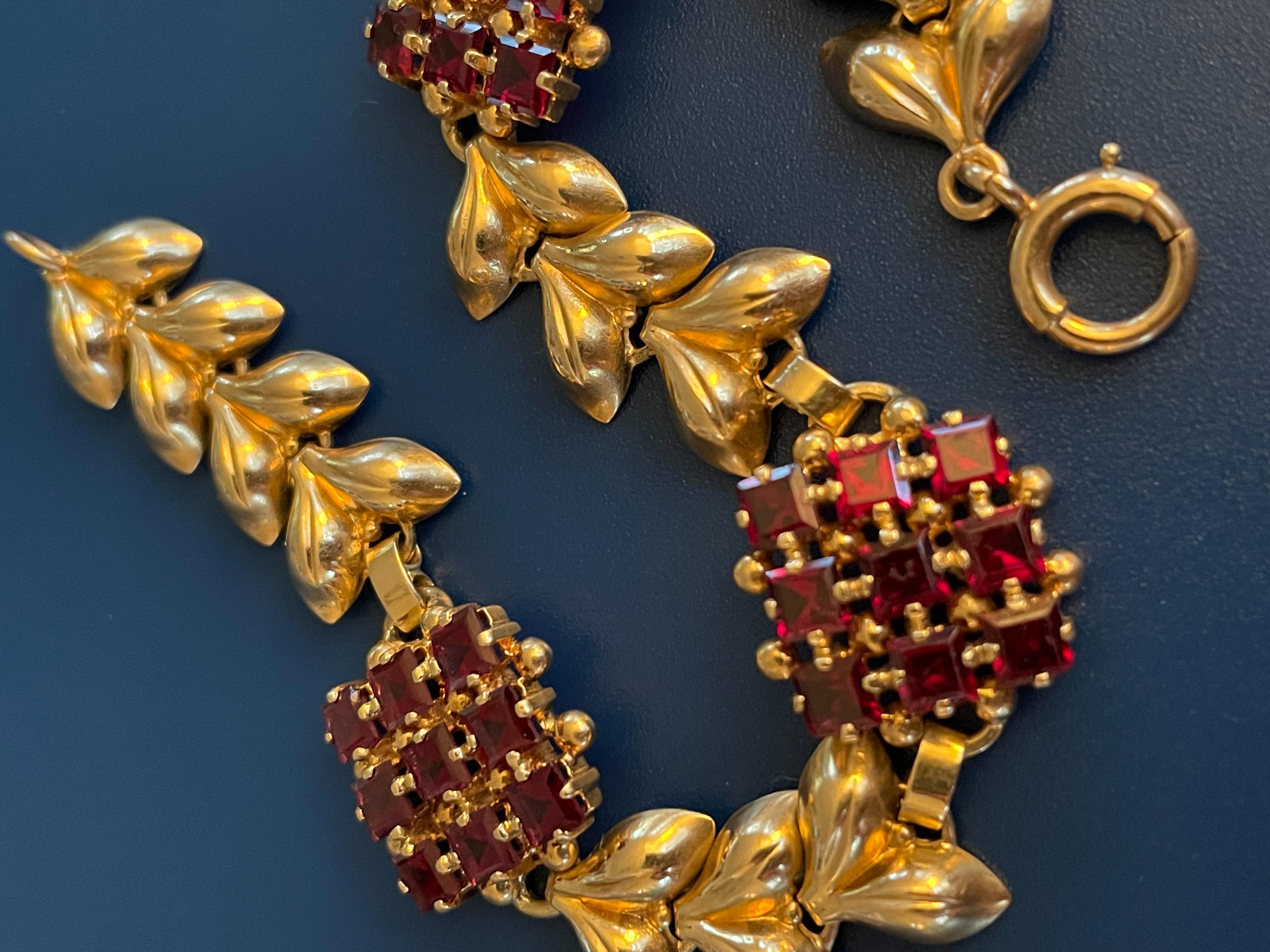 Vintage Tiffany Garnet and 14 Karat Yellow Gold Link Bracelet In Good Condition For Sale In St. Louis Park, MN