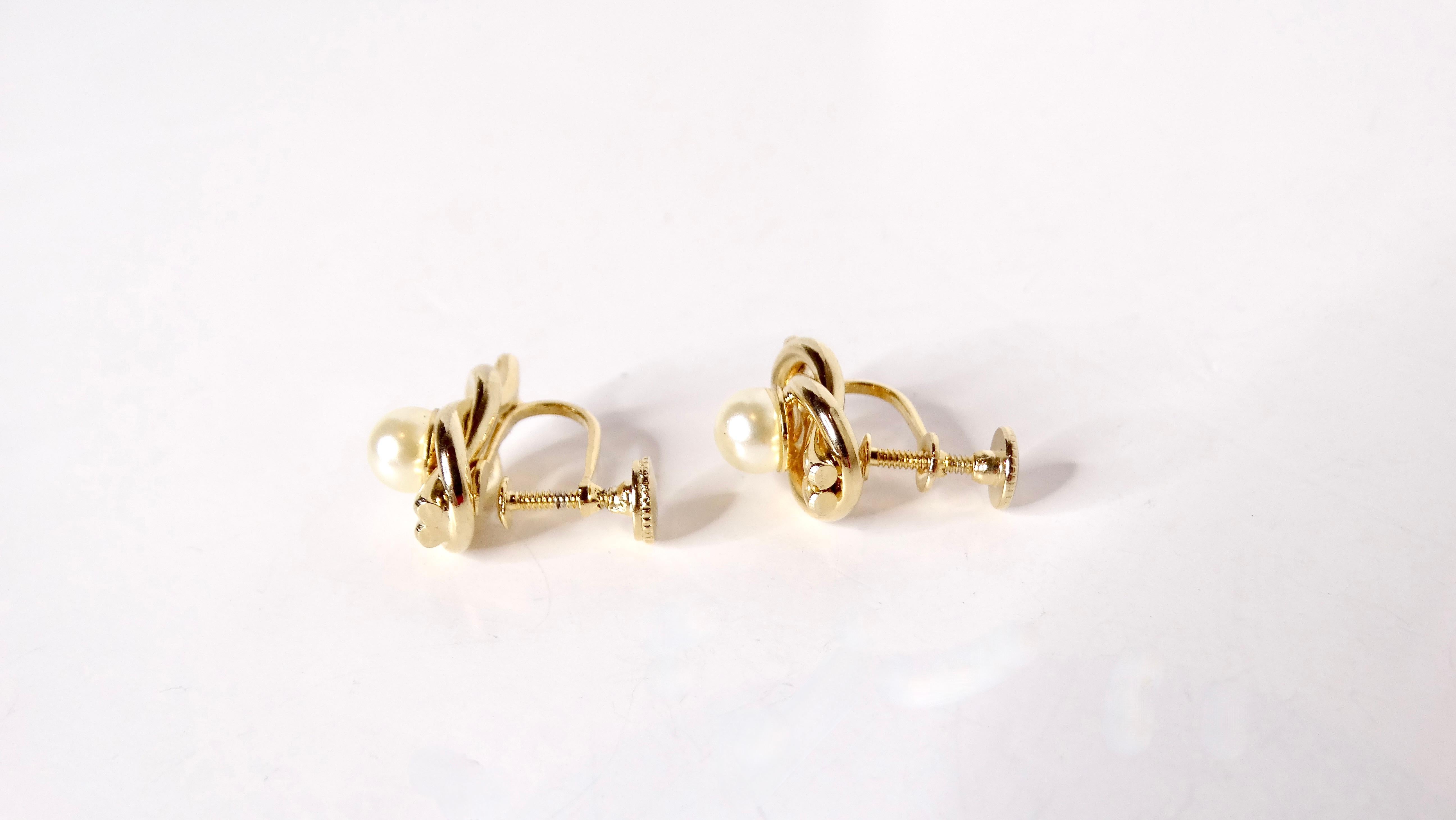 Eleva el nivel de tus accesorios con estos exquisitos pendientes vintage de nudo de perlas de fantasía inspirados en Tiffany y bañados en oro amarillo de 14k, maravillosamente elaborados en torno a los años 60/70. Con un diseño clásico de cierre de