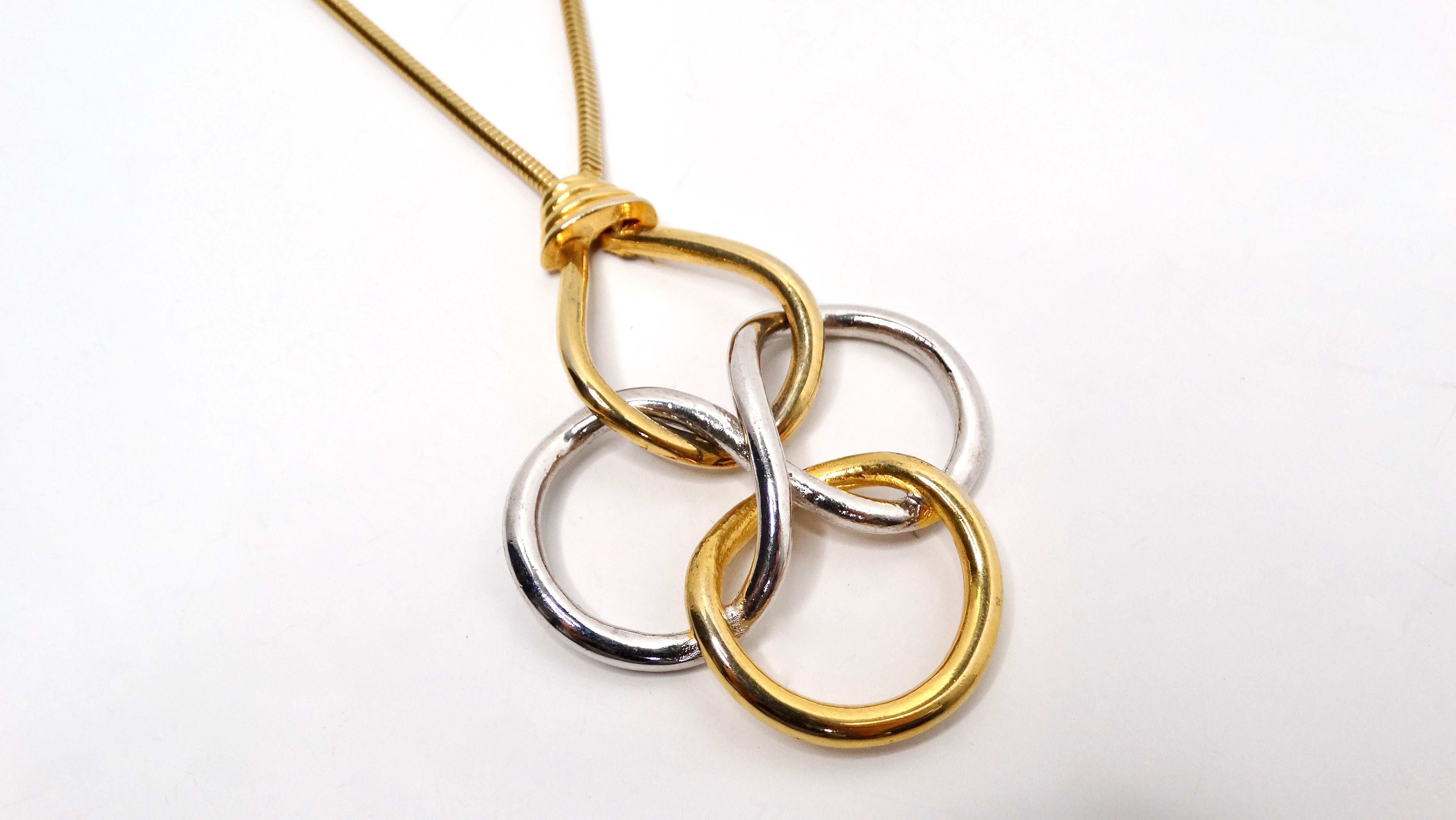 La collana con ciondolo Quadrifolio placcato oro 18 carati di Eleg Tiffany presenta un design straordinario che combina elegantemente la placcatura in oro 18 carati e la placcatura in argento sterling. Il ciondolo quadrifolio rotondo intrecciato