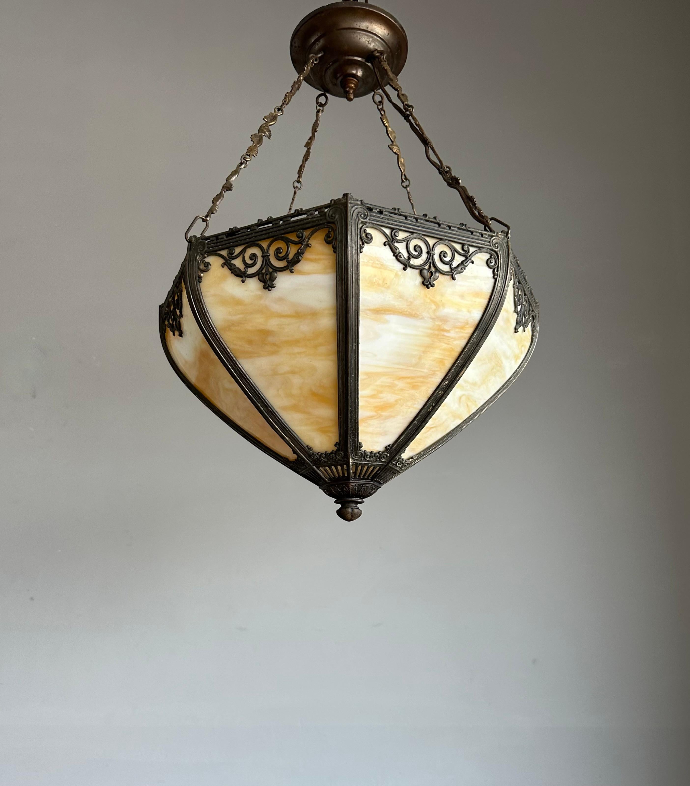 Lampada a sospensione in stile Tiffany con vetro caramellato e cornice in metallo in vendita 2