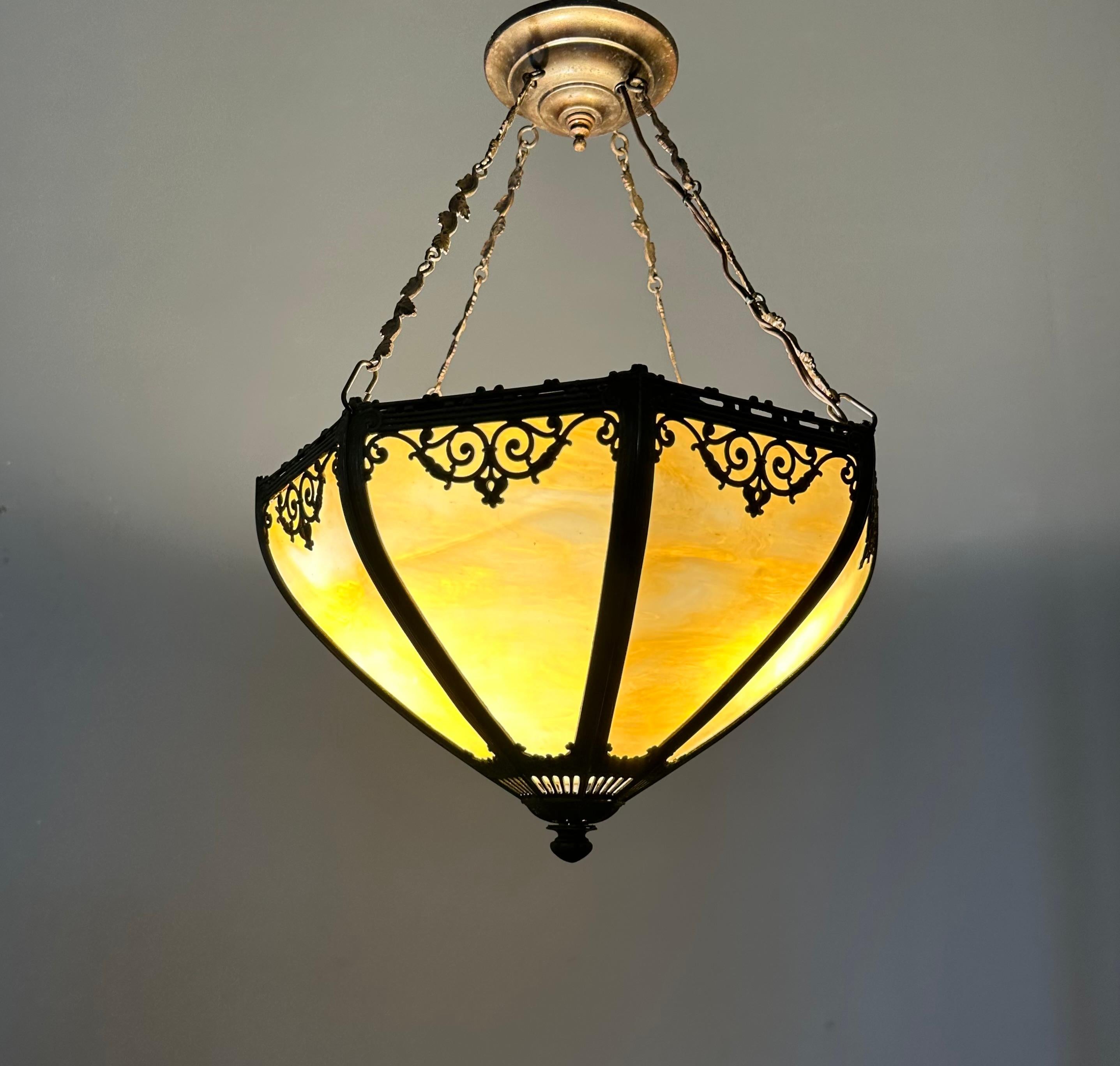 Lampada a sospensione in stile Tiffany con vetro caramellato e cornice in metallo in vendita 3